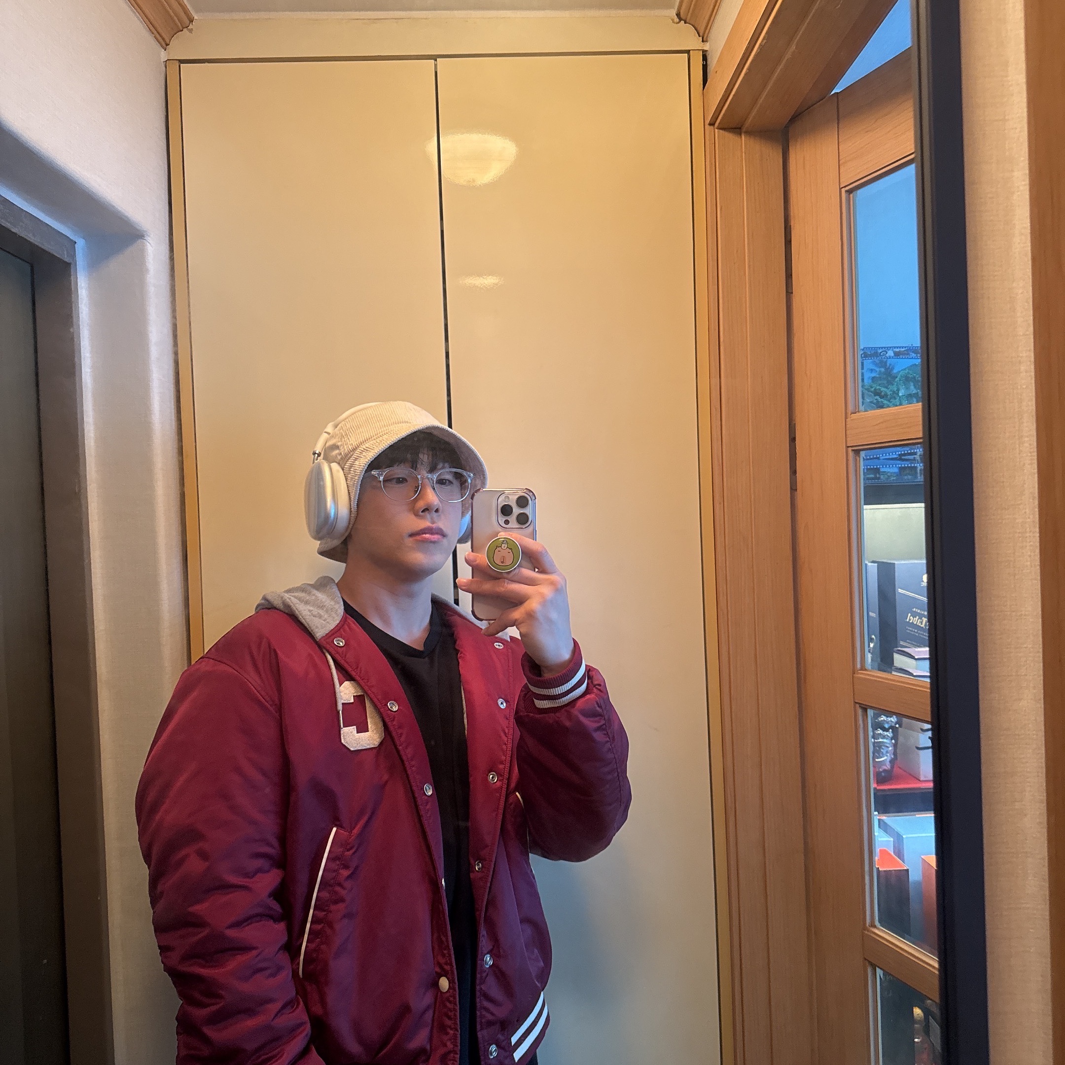 Celine Oversized Hooded Teddy Jacket in Nylon Burgundy, Apple AirPods Max Lightning Silver (Korean Ver.) 착용 스타일 - 1
