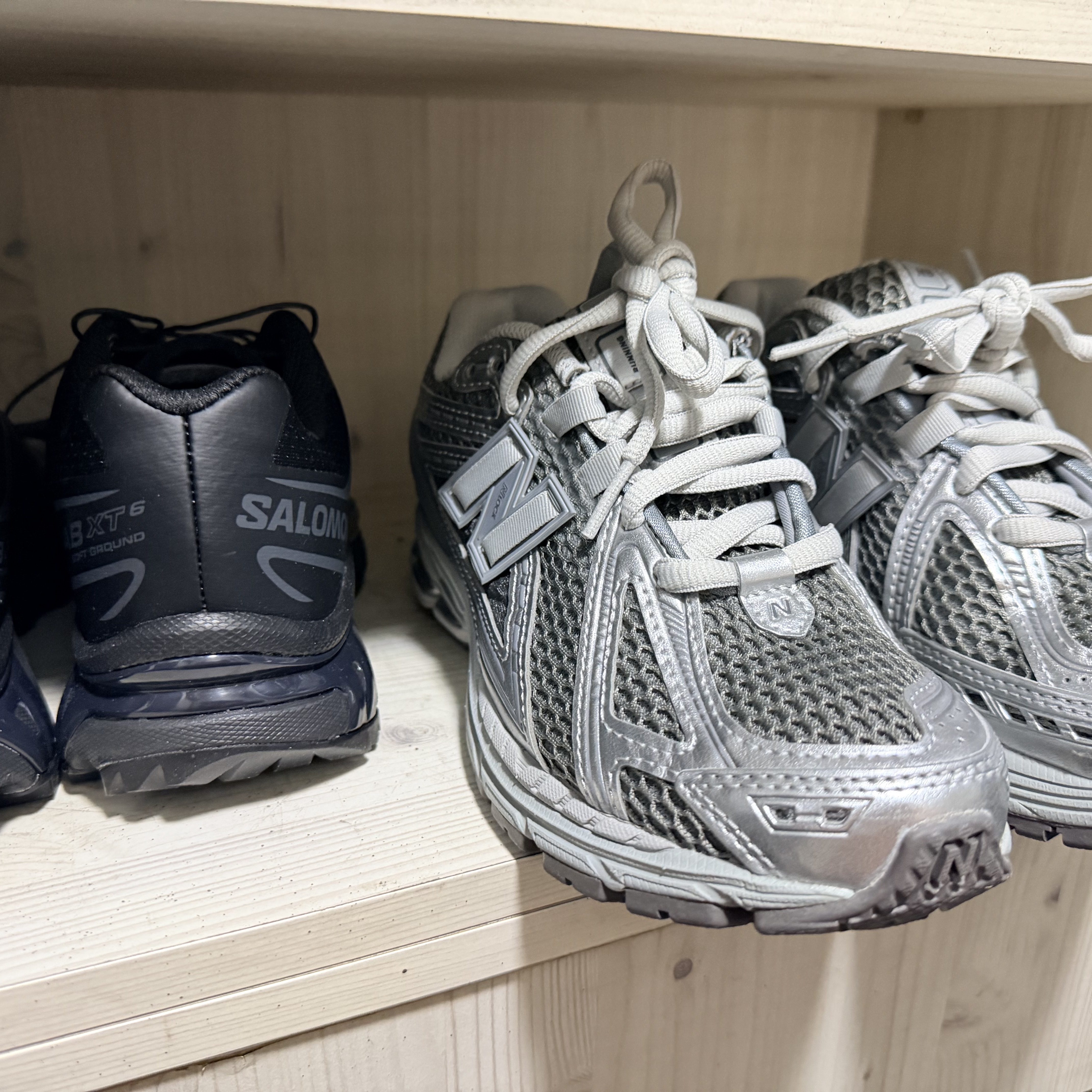Salomon XT-6 ADV Black, New Balance 1906R Harbor Grey Silver Metalic 착용 스타일