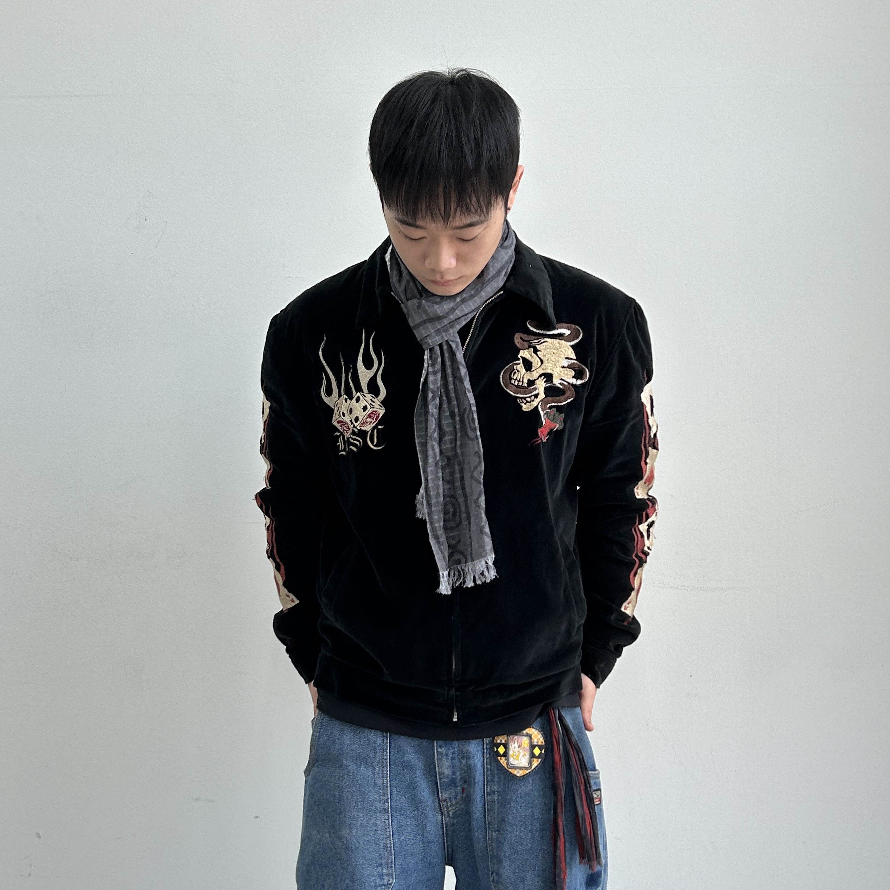 MAINBOOTH Offset Pattern Scarf BLACK 착용 스타일 - 2