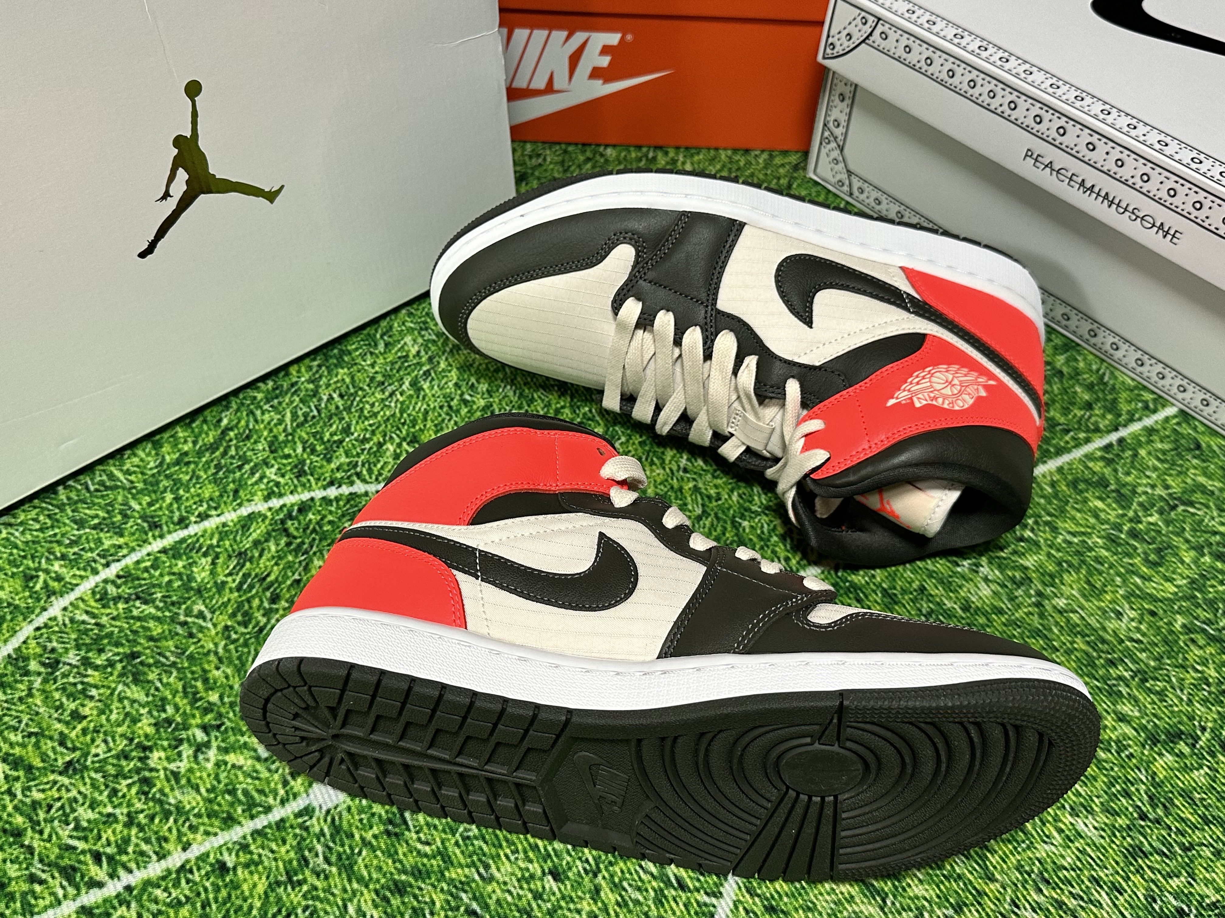 (W) Jordan 1 Mid SE Newsprint 착용 스타일