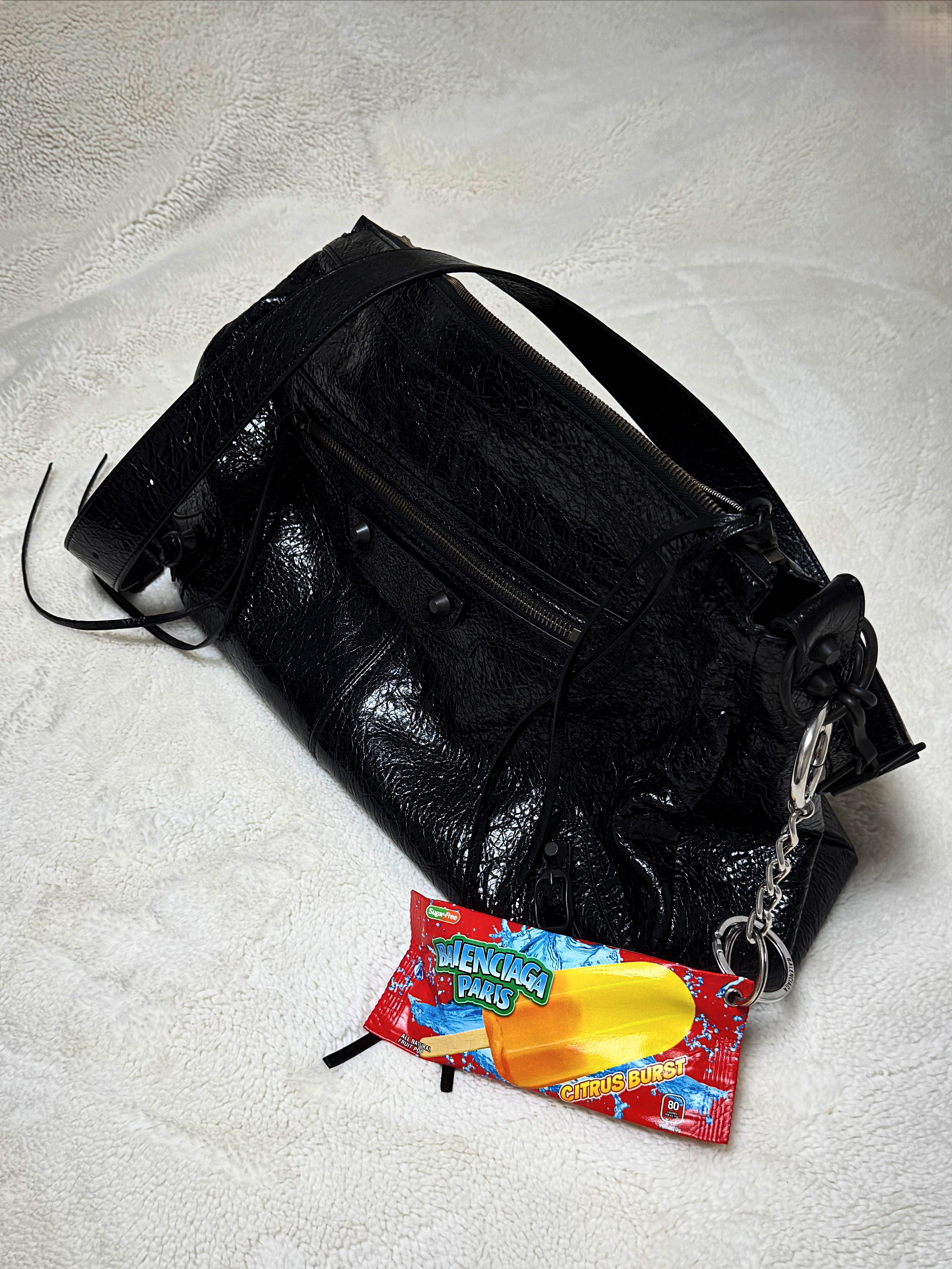 Balenciaga Le City Medium Bag Black Silver, Balenciaga Le City Hobo Bag Medium Black 착용 스타일 - 3