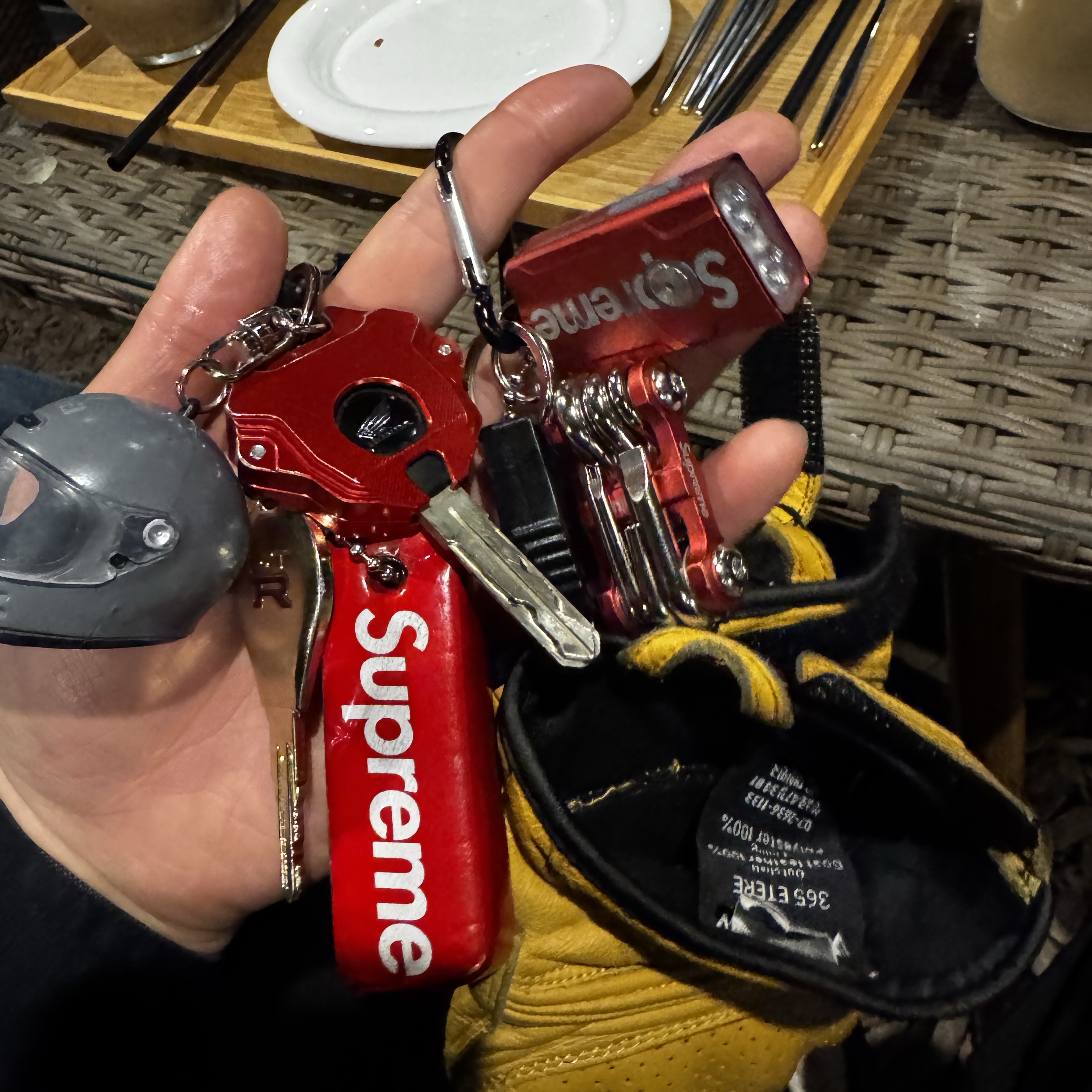 Supreme Floating Keychain Red - 23FW, Keen Jasper Rocks SP Sneaker Birch Black 착용 스타일 - 3