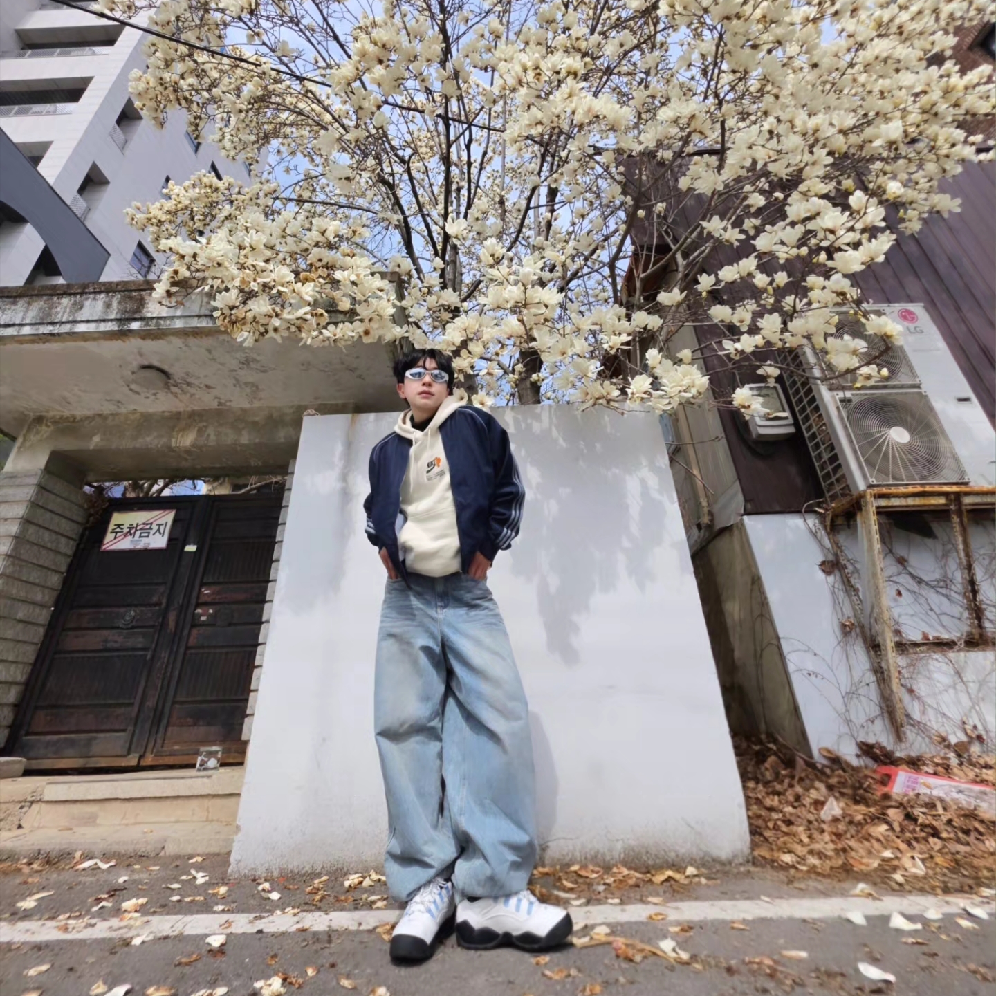 Adidas SST Adicolor Loose SST Denim Stone Jacket Indigo Denim - KR Sizing, Adidas SST Adicolor Loose SST Denim Stone Jacket Indigo Denim - US Sizing 착용 스타일 - 3