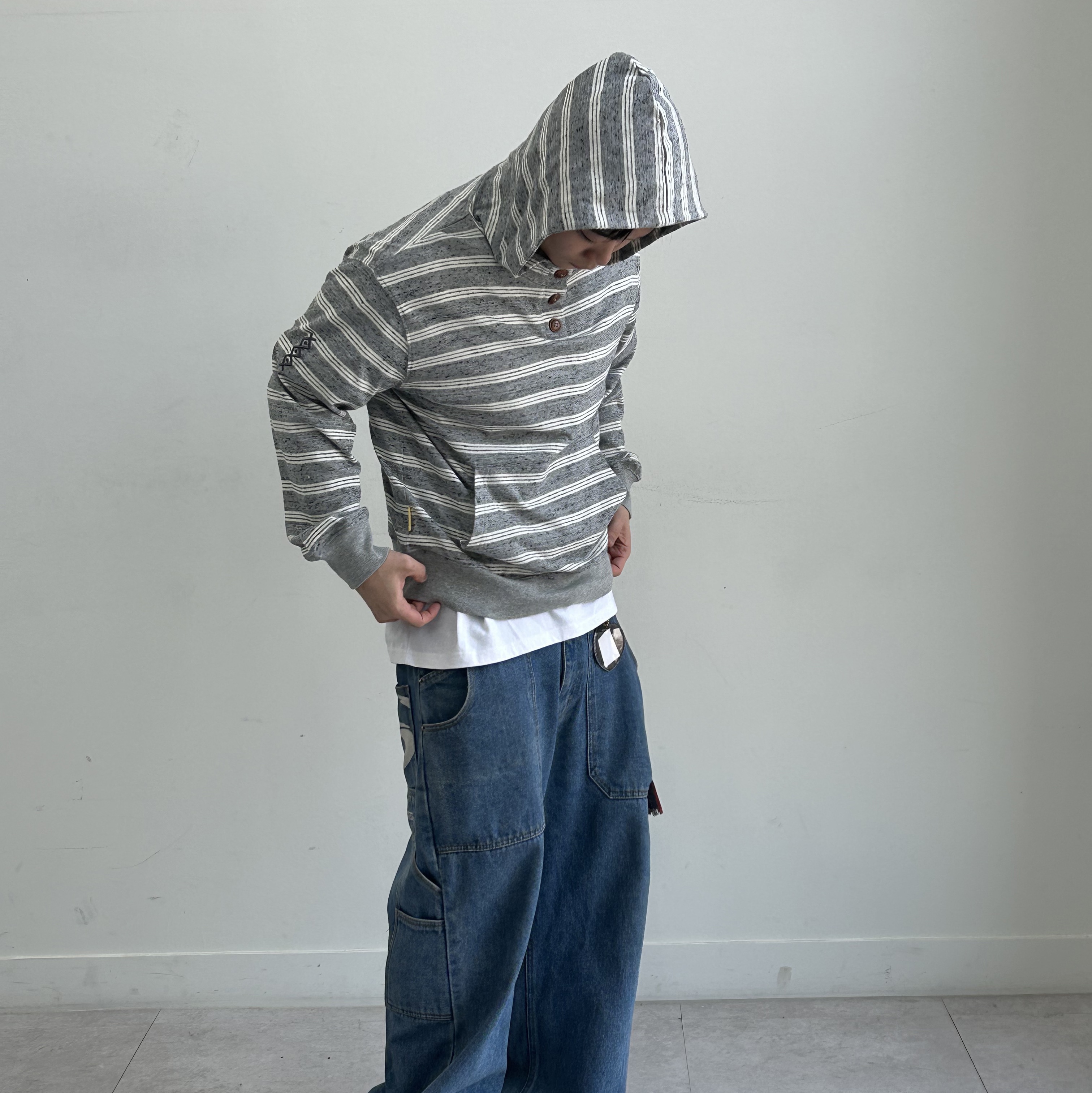 MAINBOOTH Cookie Stripe Hood T-shirt GRAY 착용 스타일 - 2