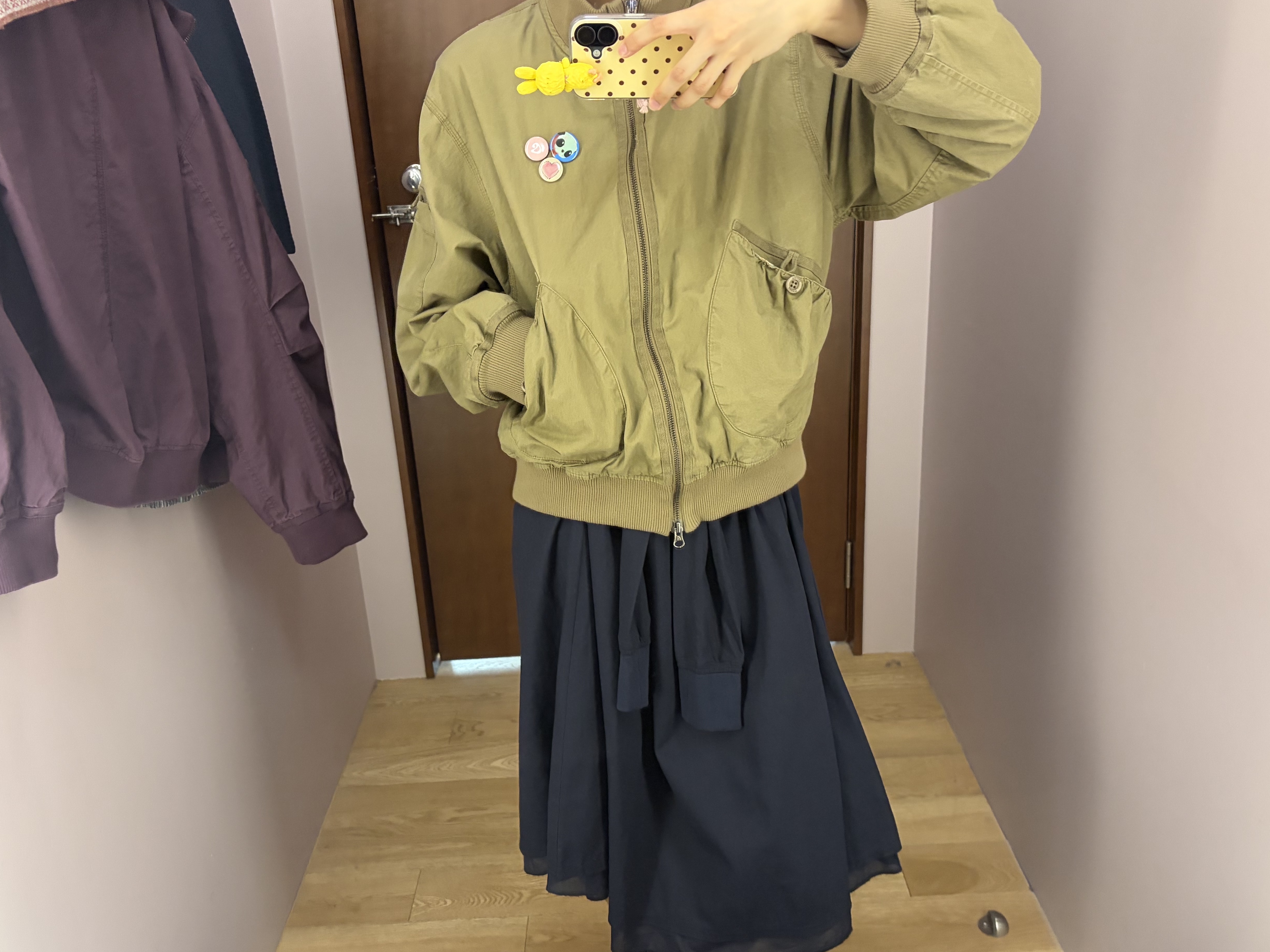 COYSEIO Dusty Cotton Bomber Jacket Beige, COYSEIO Strap Shirring Skirt Navy 착용 스타일