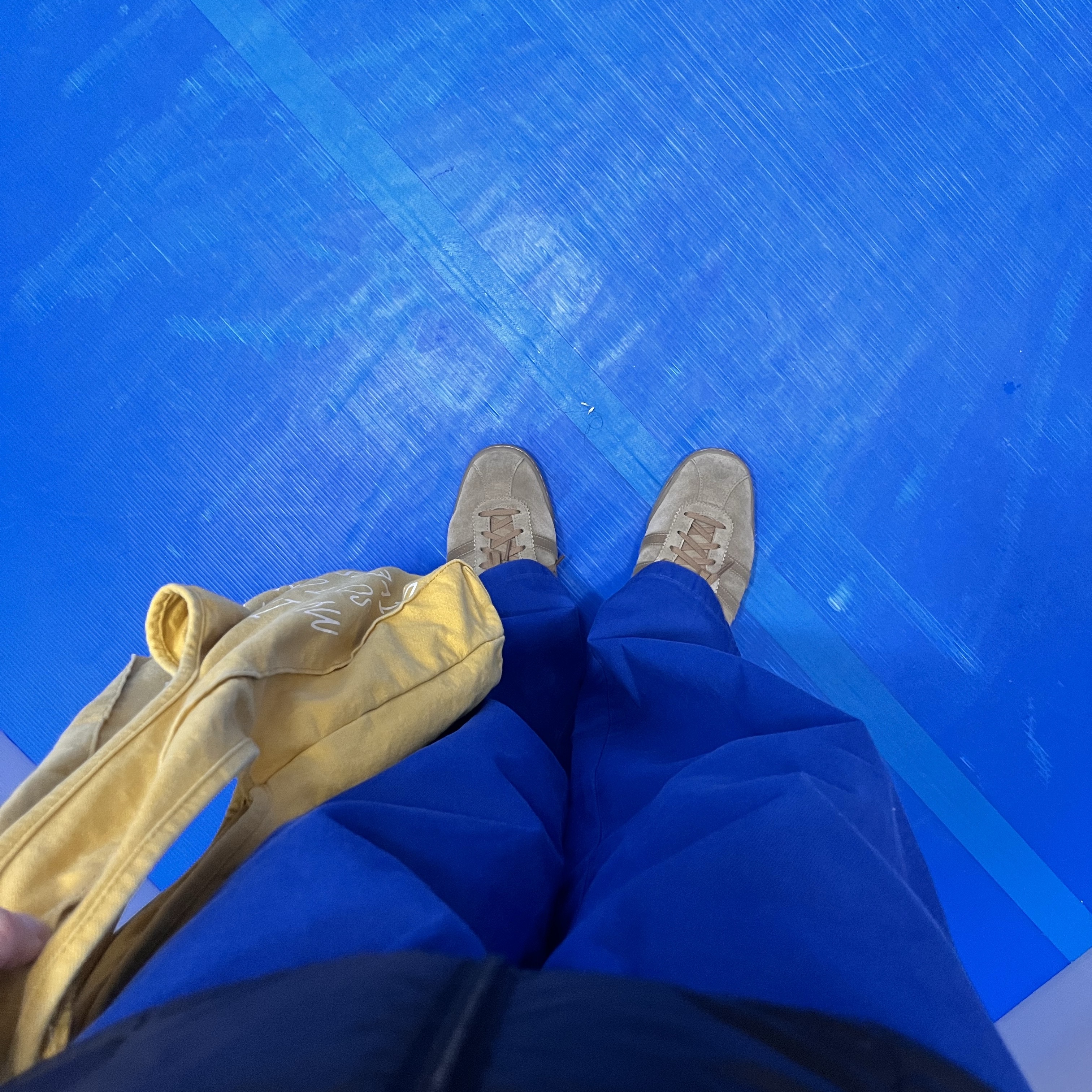 Adidas Tobacco Pantone Mesa 착용 스타일