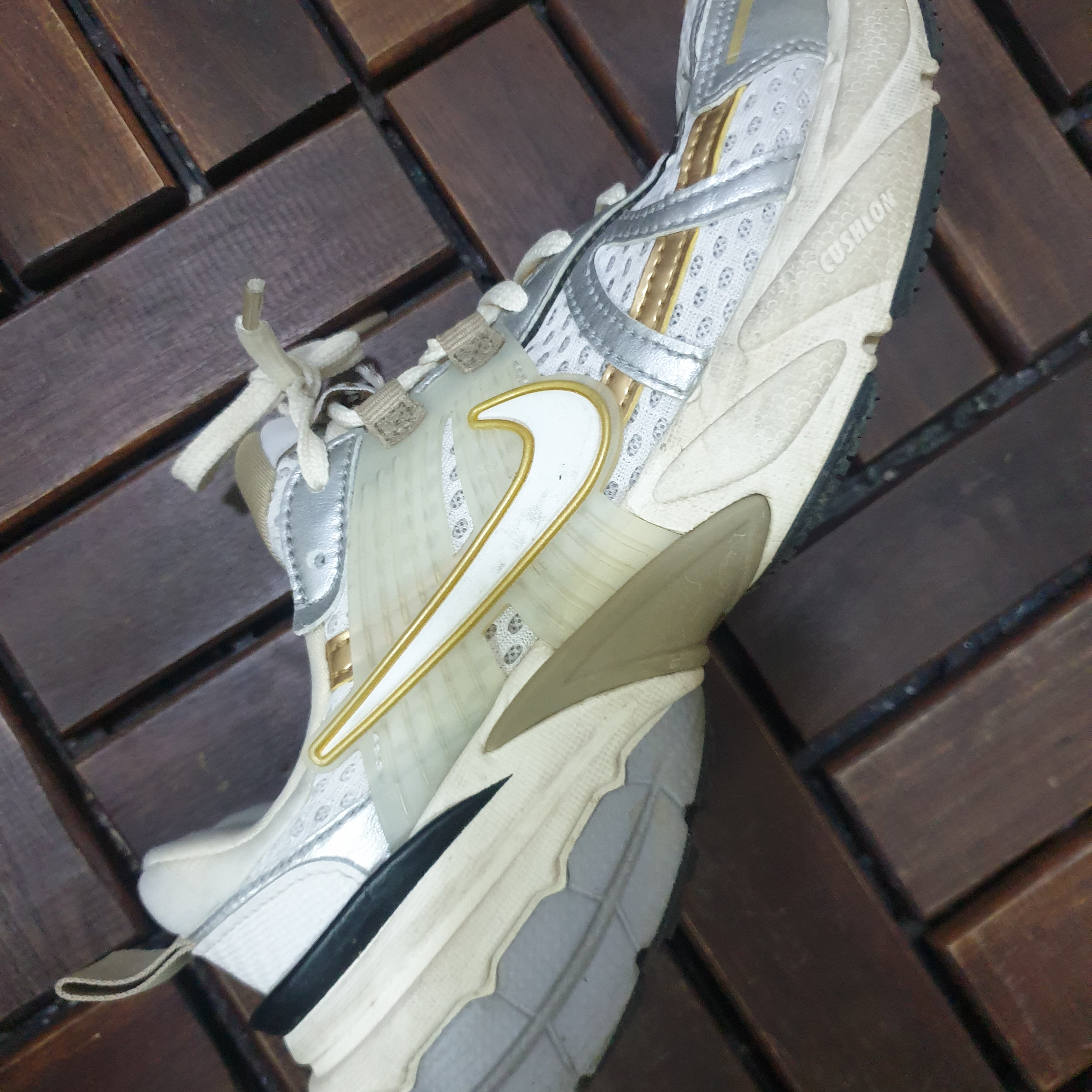 (W) Nike V2K Run White Khaki 착용 스타일