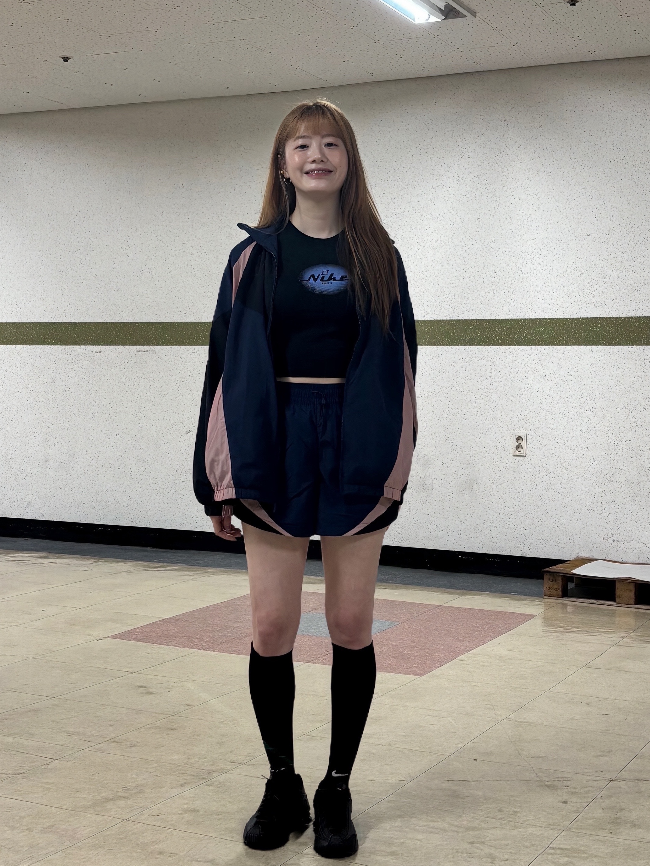 (W) Nike NSW Oversized Track Jacket Midnight Navy Black - Asia, (W) Nike Shox R4 Black 착용 스타일 - 6