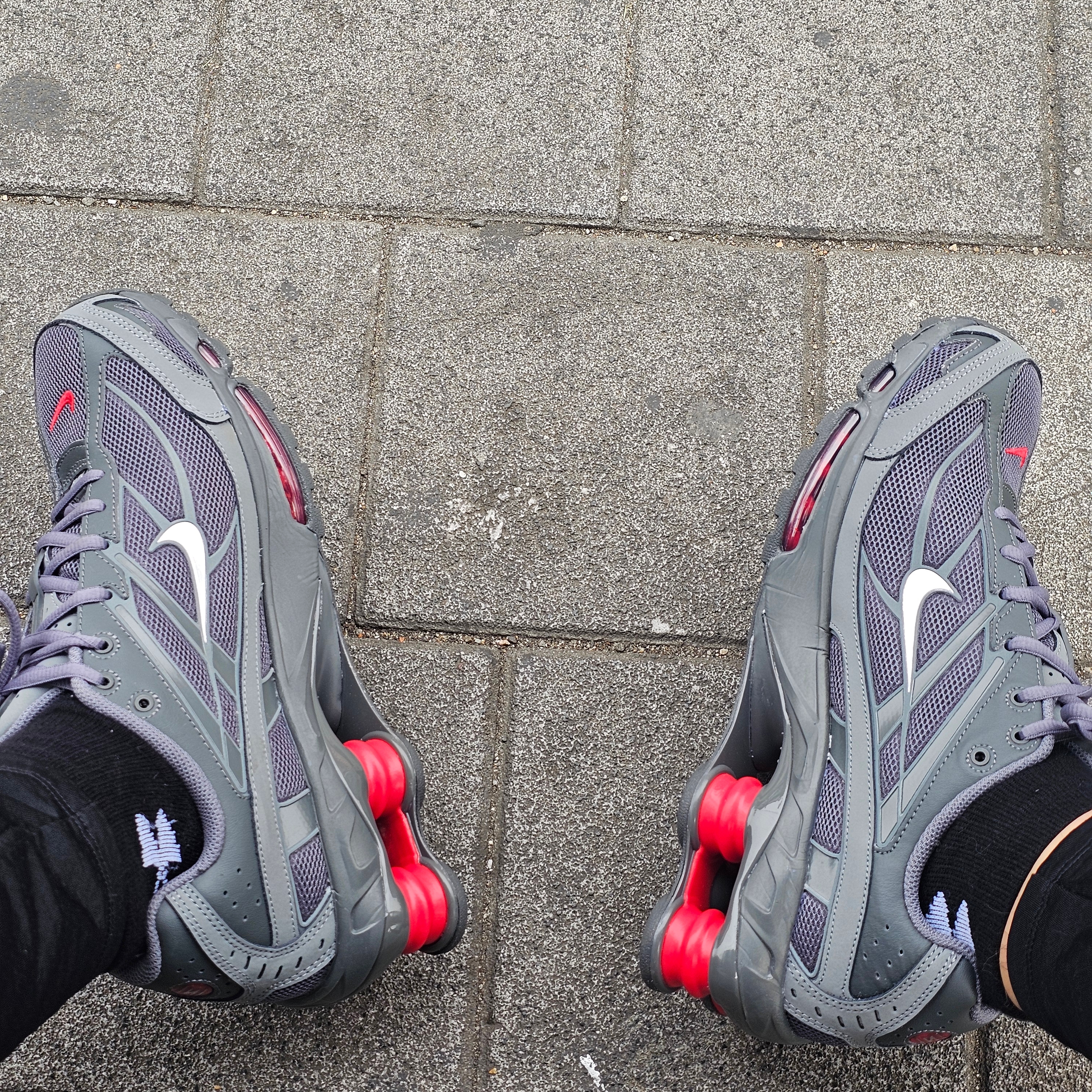 Nike Shox Ride 2 Smoke Grey University Red 착용 스타일 - 1