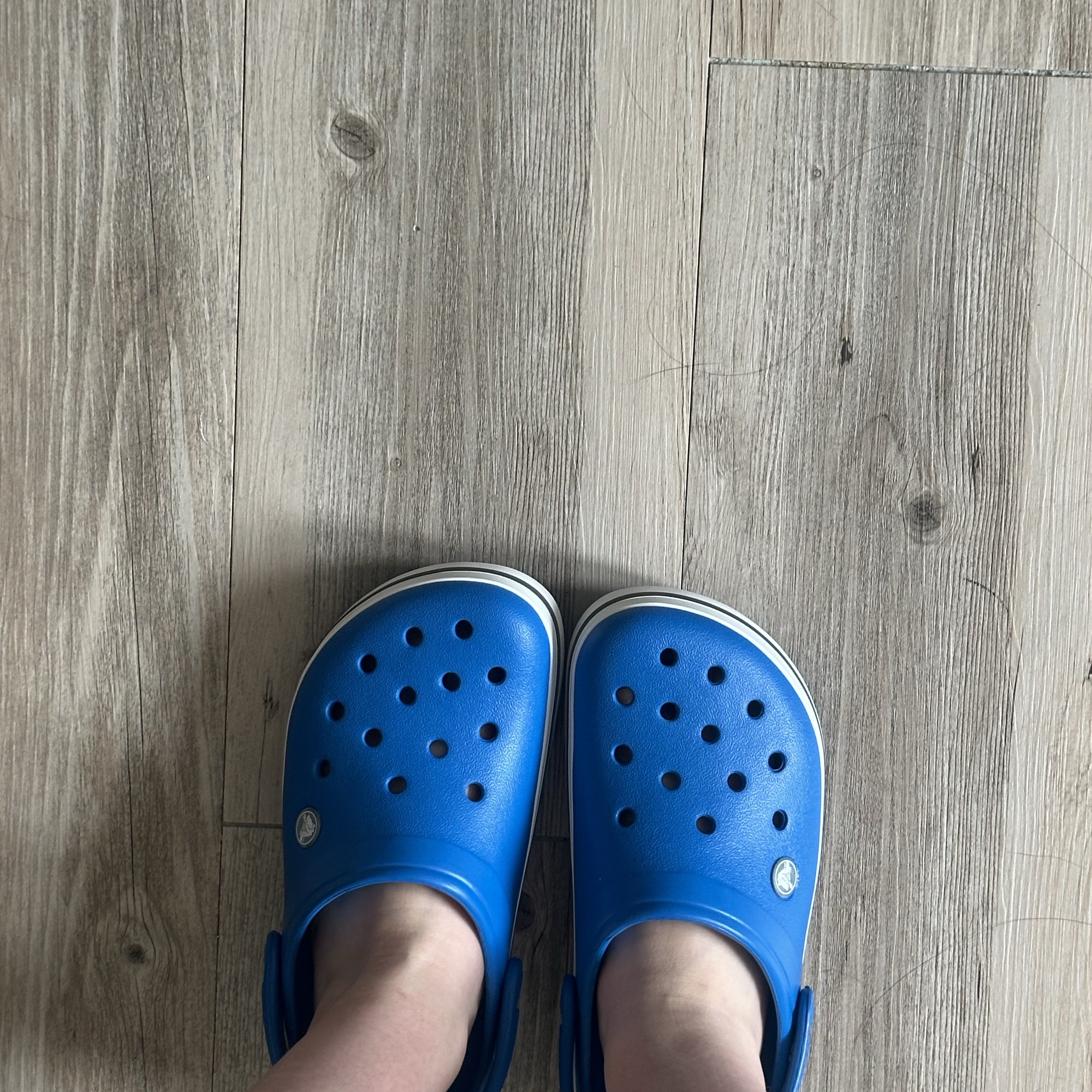 Crocs Crocband Clog Bright Cobalt Charcoal 착용 스타일 - 1