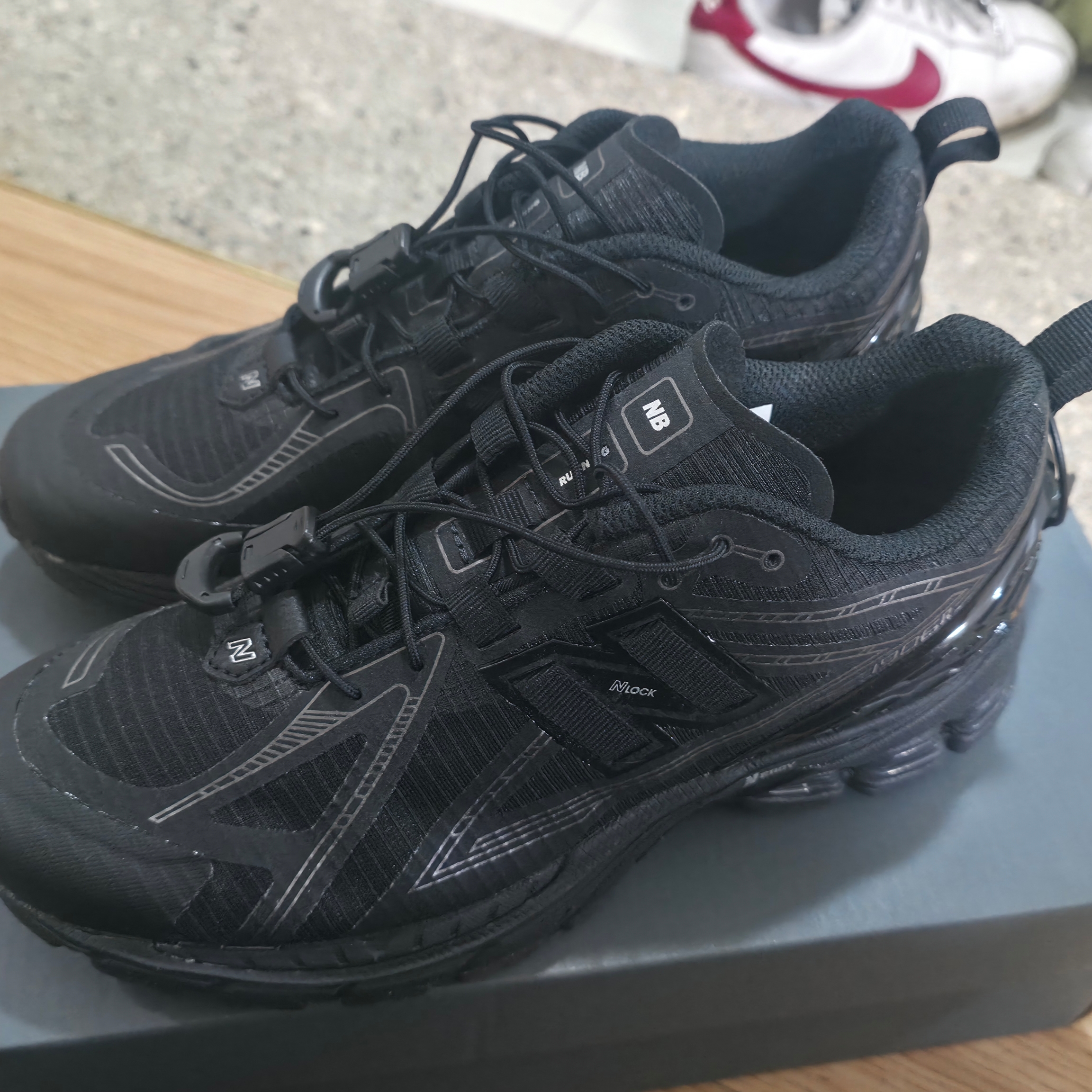 New Balance 1906R Black Dark Silver Metalic 착용 스타일