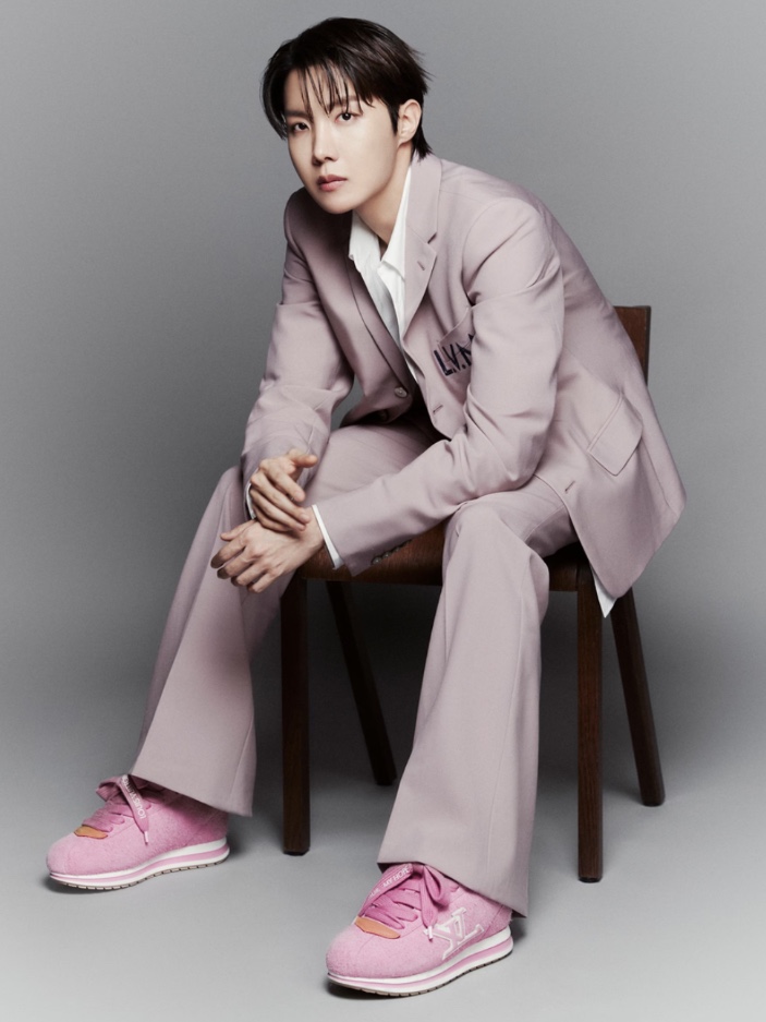 Louis Vuitton x J-Hope LV Buttersoft Sneakers Pink 착용 스타일 - 1