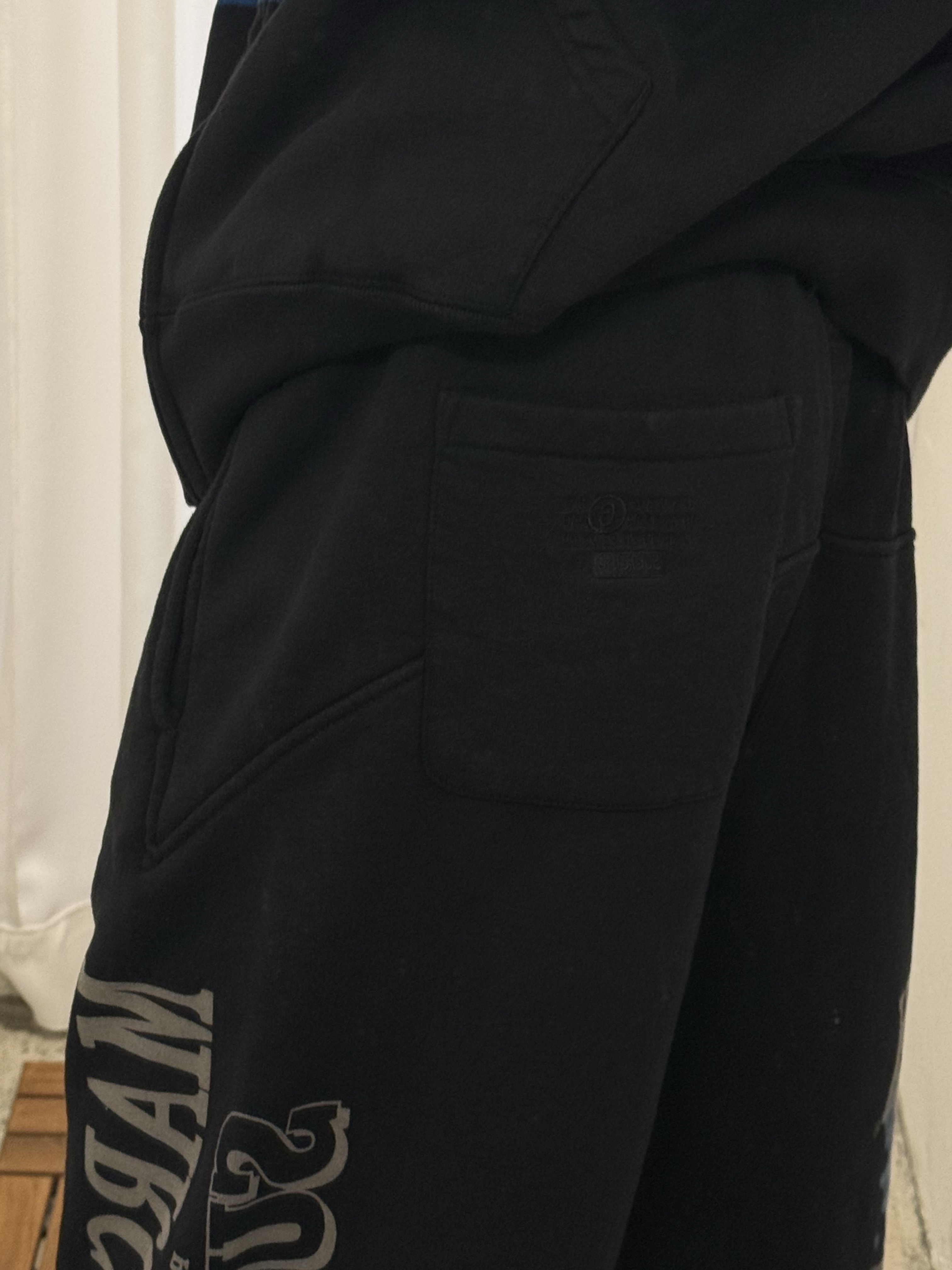 Supreme x MM6 Maison Margiela Eagle Zip Up Hooded Sweatshirt Black - 26SS, Supreme x MM6 Maison Margiela Eagle Sweatpant Black - 26SS 착용 스타일 - 5