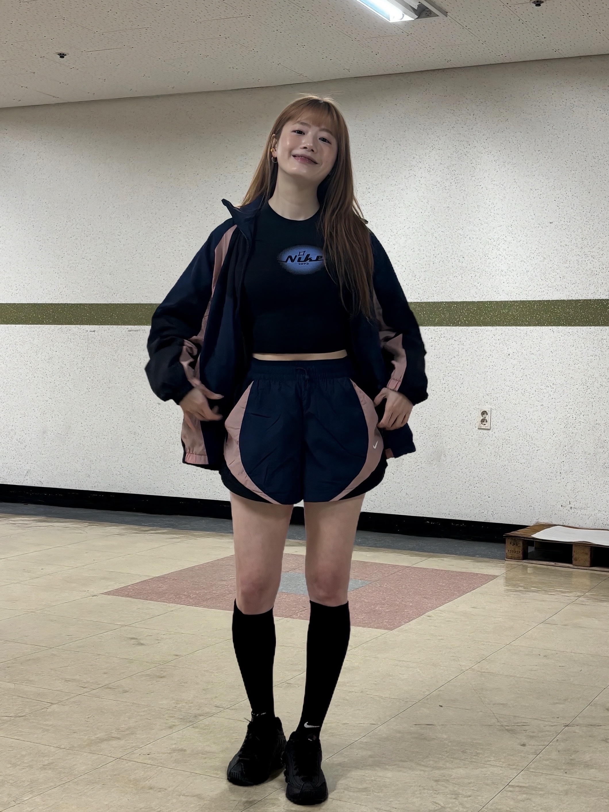 (W) Nike NSW Oversized Track Jacket Midnight Navy Black - Asia, (W) Nike Shox R4 Black 착용 스타일 - 4