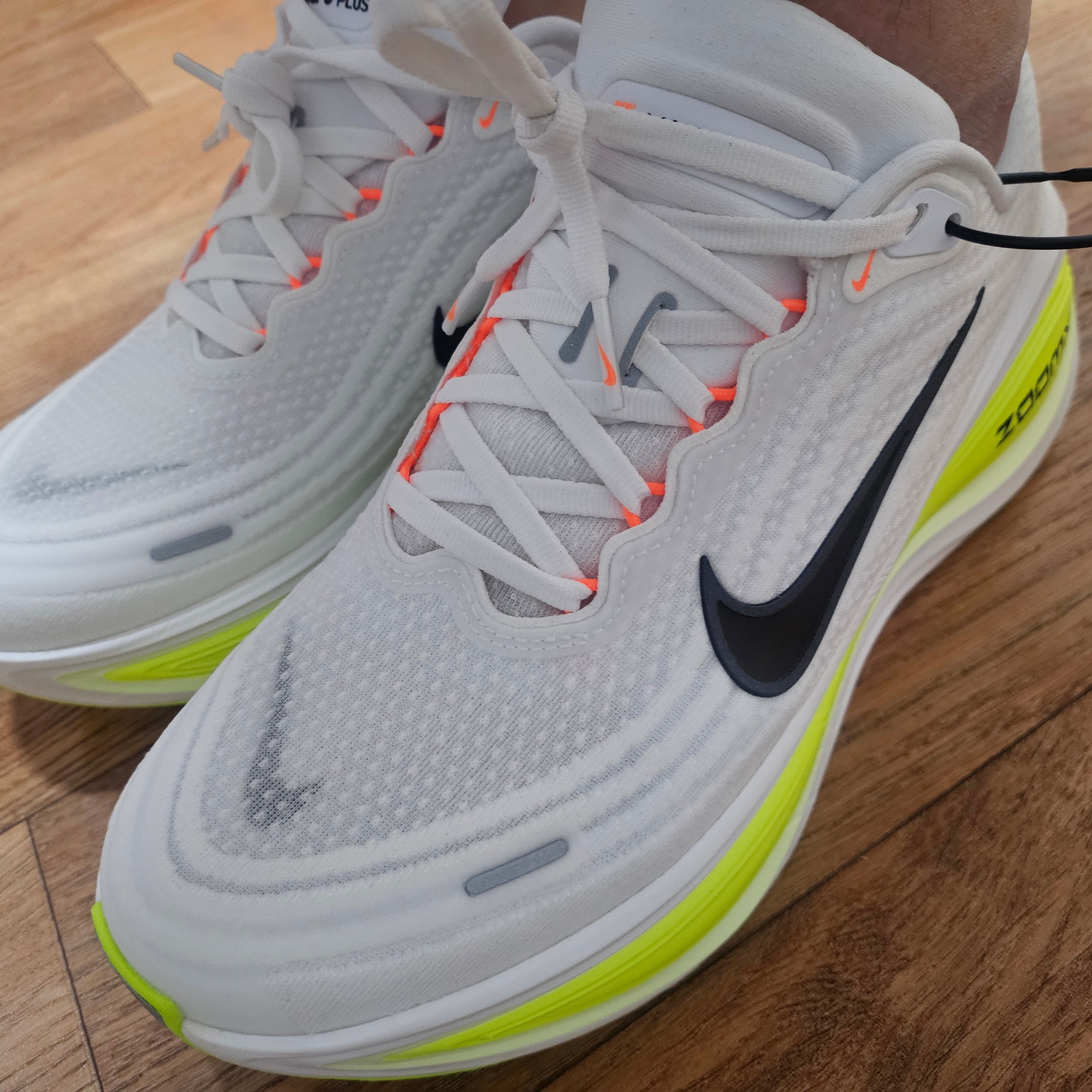Nike Vomero Plus White Volt 착용 스타일