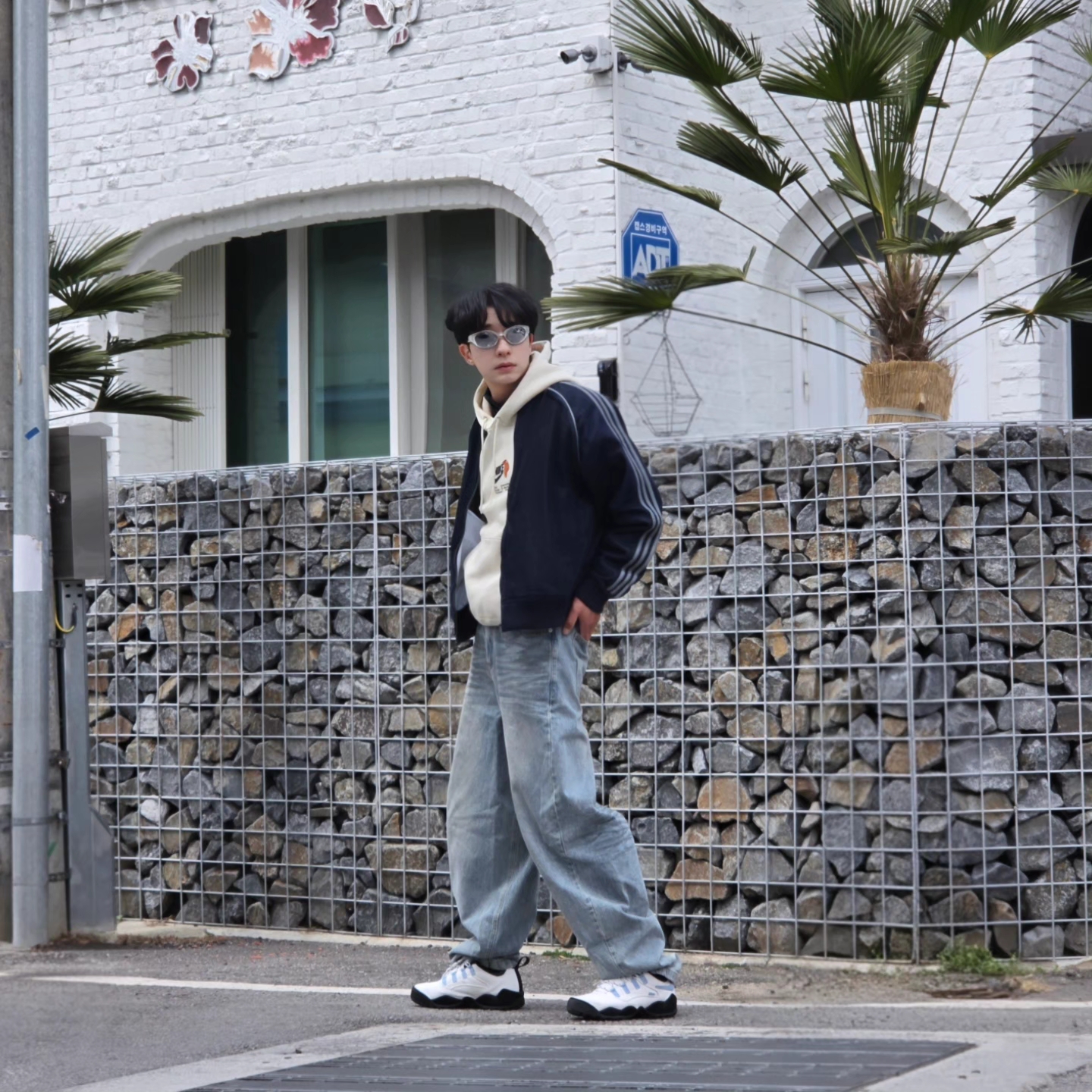 Adidas SST Adicolor Loose SST Denim Stone Jacket Indigo Denim - KR Sizing, Adidas SST Adicolor Loose SST Denim Stone Jacket Indigo Denim - US Sizing 착용 스타일 - 1