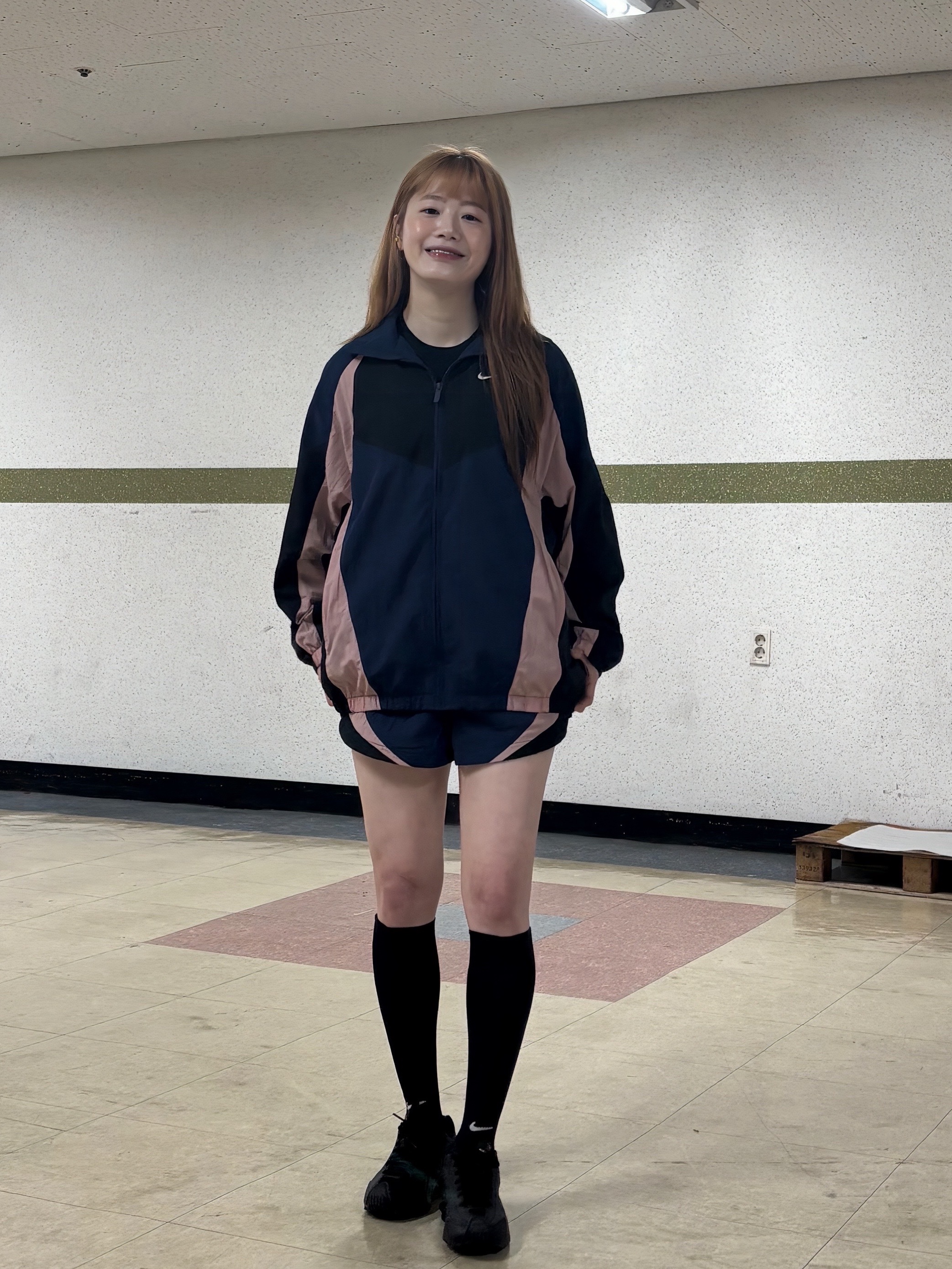 (W) Nike NSW Oversized Track Jacket Midnight Navy Black - Asia, (W) Nike Shox R4 Black 착용 스타일 - 7