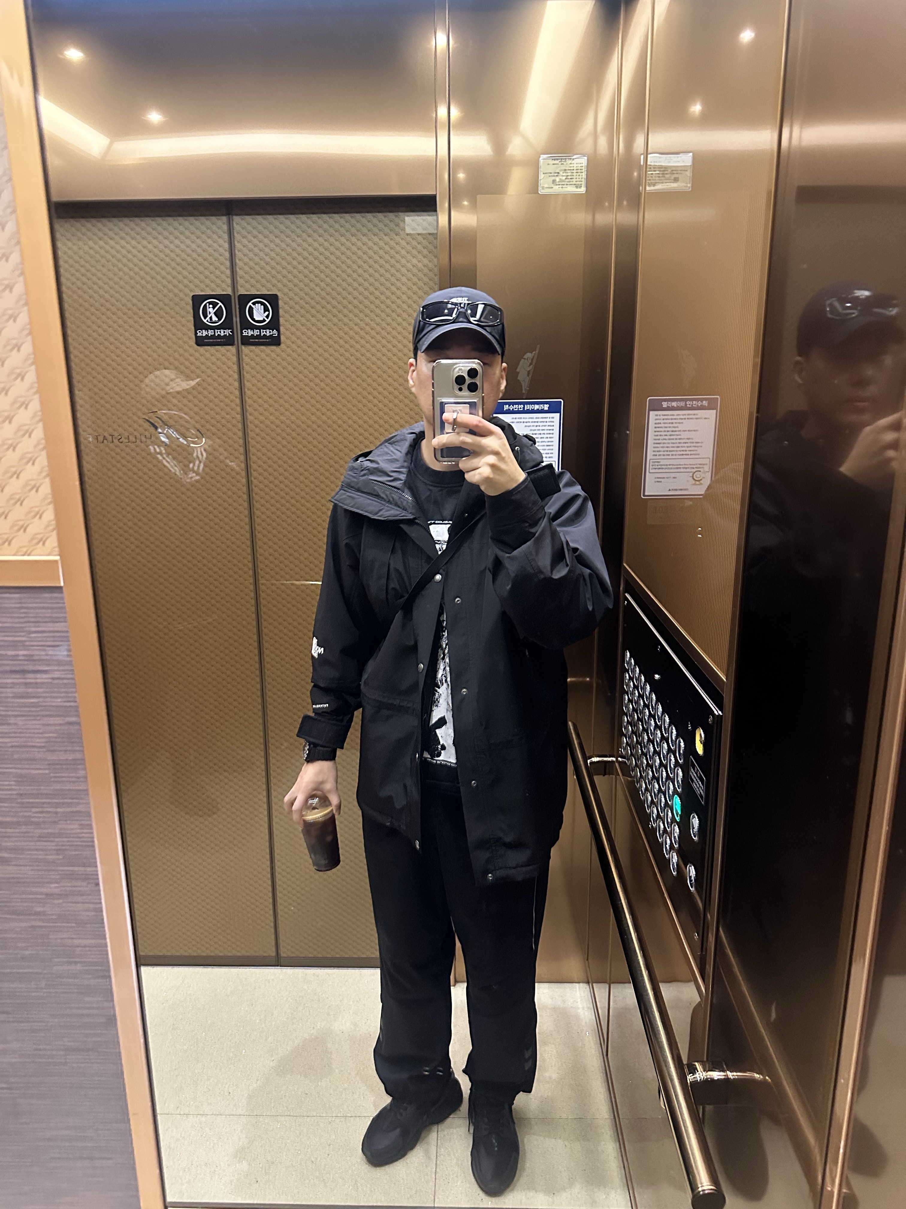 Stussy Landon Sunglasses Black Black Lens 착용 스타일