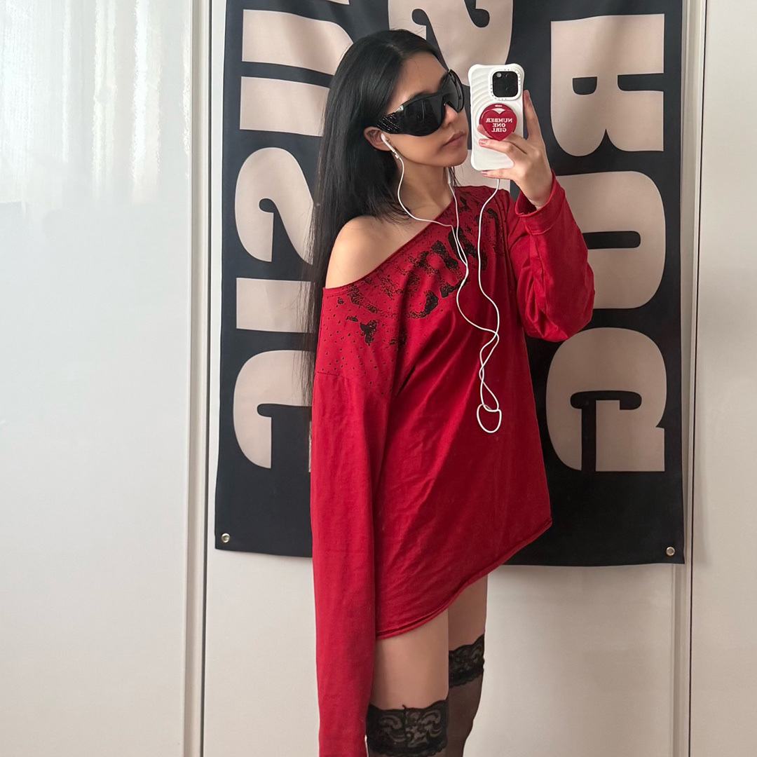 Thevinylhouse Loose Fit Unbalance LS Tee Red 착용 스타일