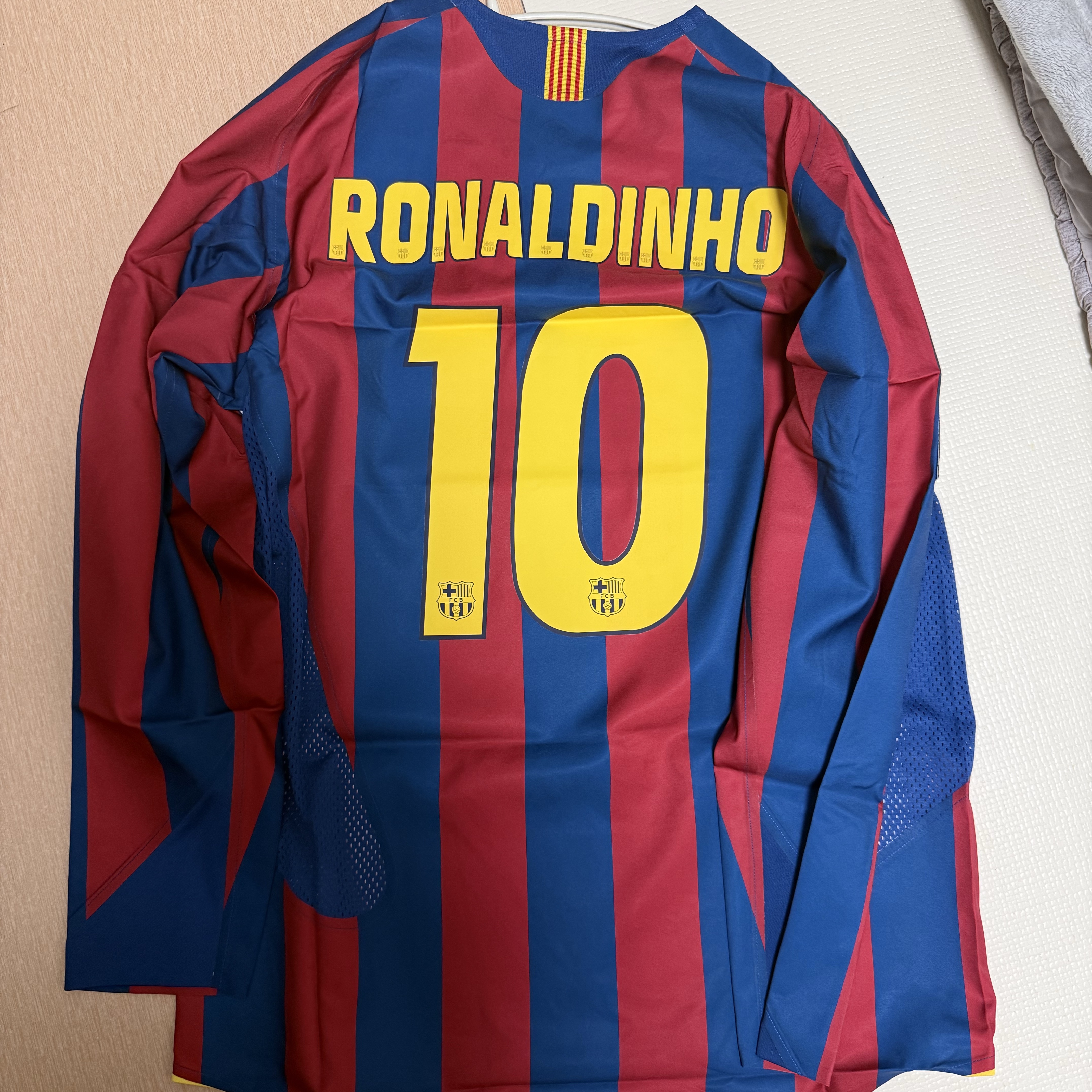 Nike Ronaldinho FC Barcelona 2005/06 Retro Soccer Replica Long-Sleeve Jersey (HQ1462-471) (Marking Ver.) 착용 스타일 - 2