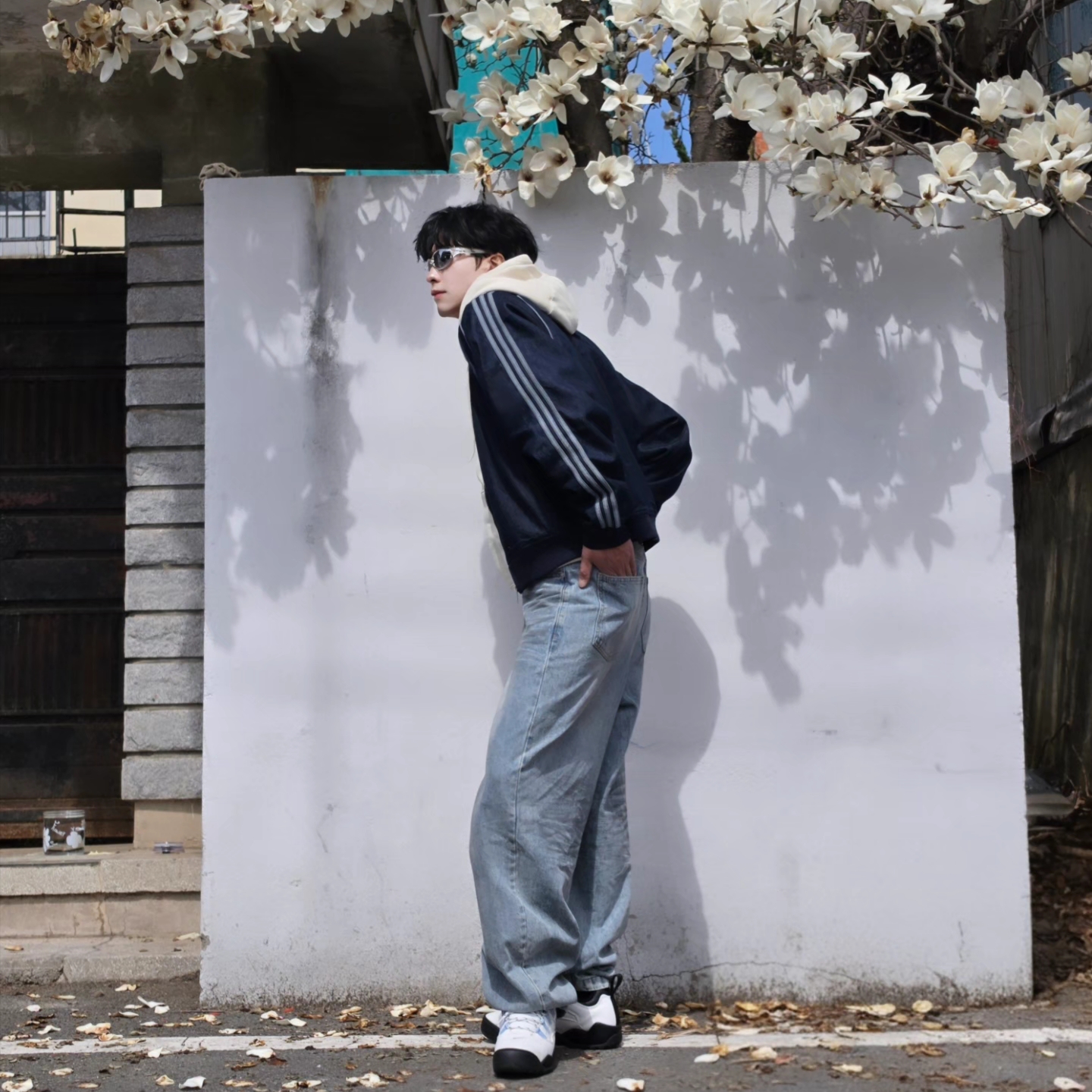 Adidas SST Adicolor Loose SST Denim Stone Jacket Indigo Denim - KR Sizing, Adidas SST Adicolor Loose SST Denim Stone Jacket Indigo Denim - US Sizing 착용 스타일 - 5