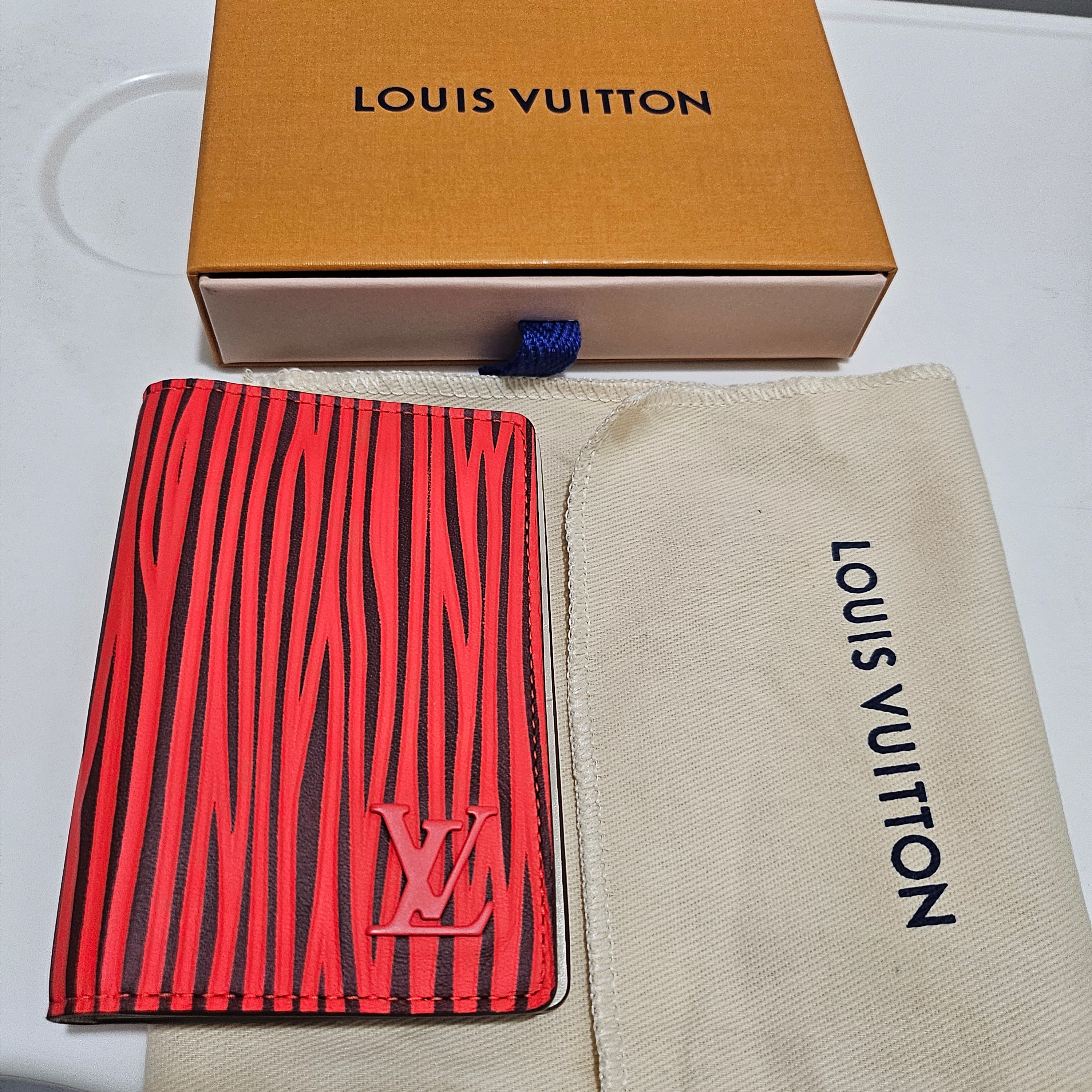 Louis Vuitton x Park Seo-Bo Pocket Organizer Red 착용 스타일 - 1