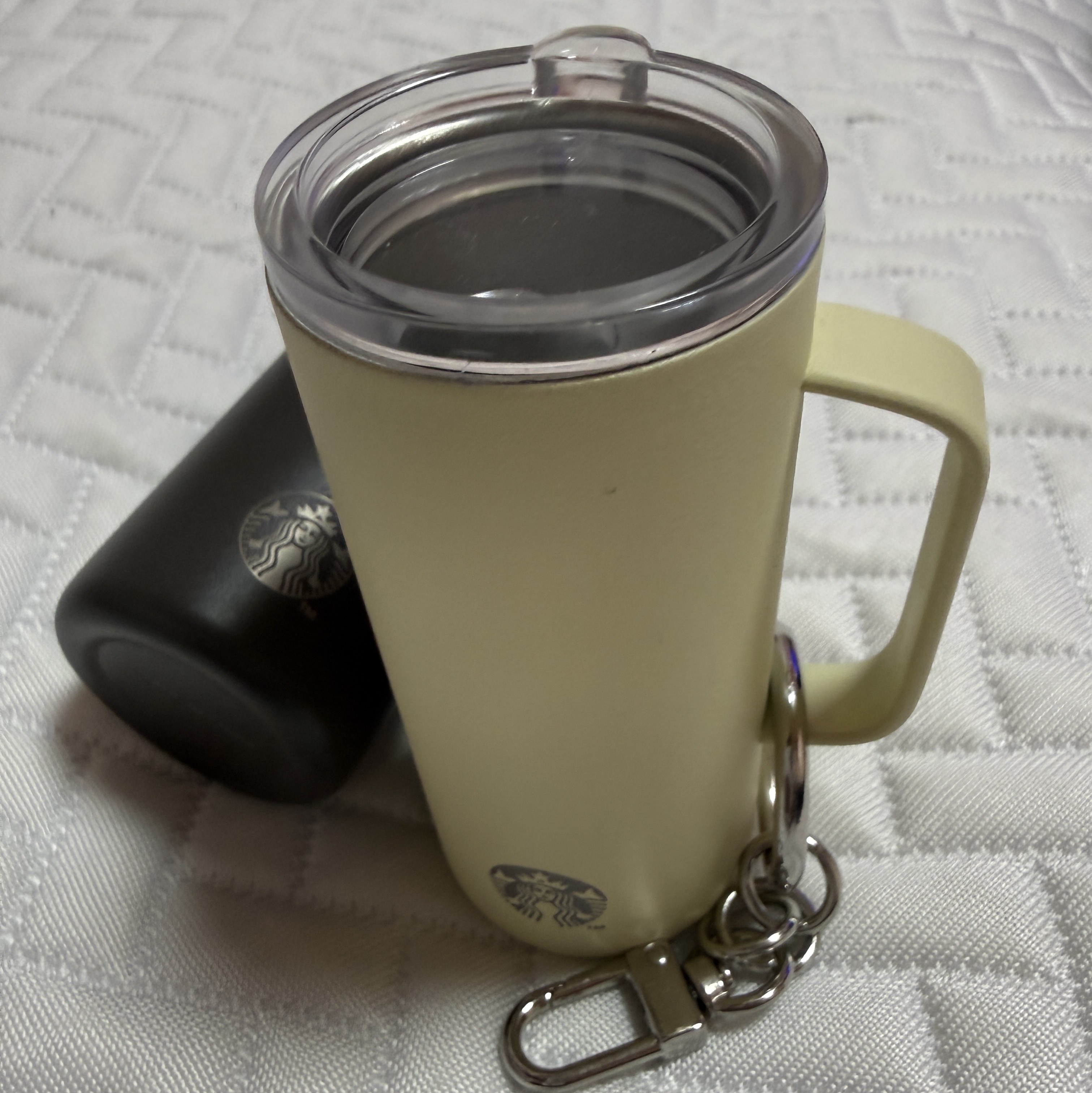 Starbucks Miniature Tumbler Keyring Dark Grey, Starbucks Miniature Tumbler Keyring Butter Yellow 착용 스타일 - 2