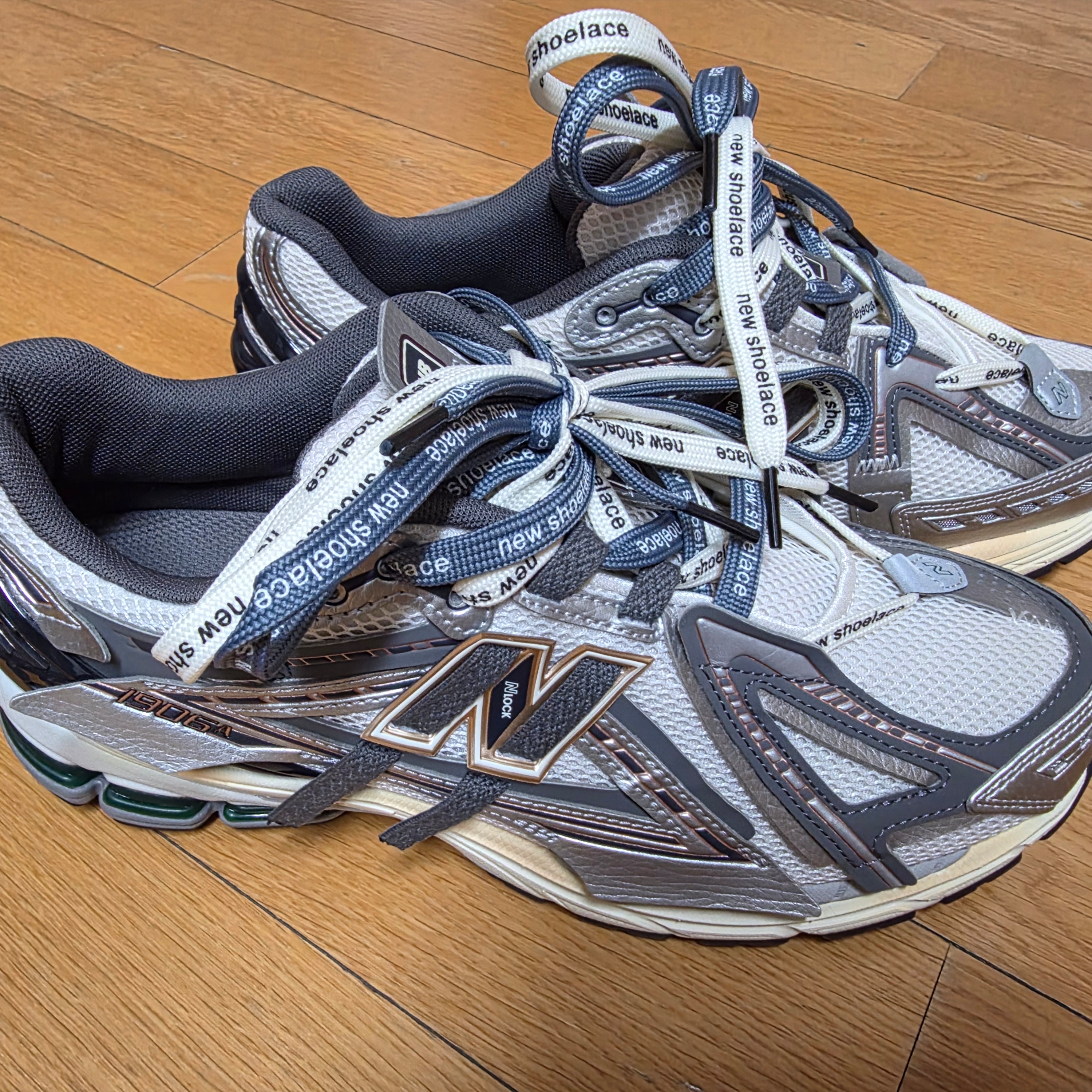 New Balance 1906A Silver Metallic Castlerock 착용 스타일