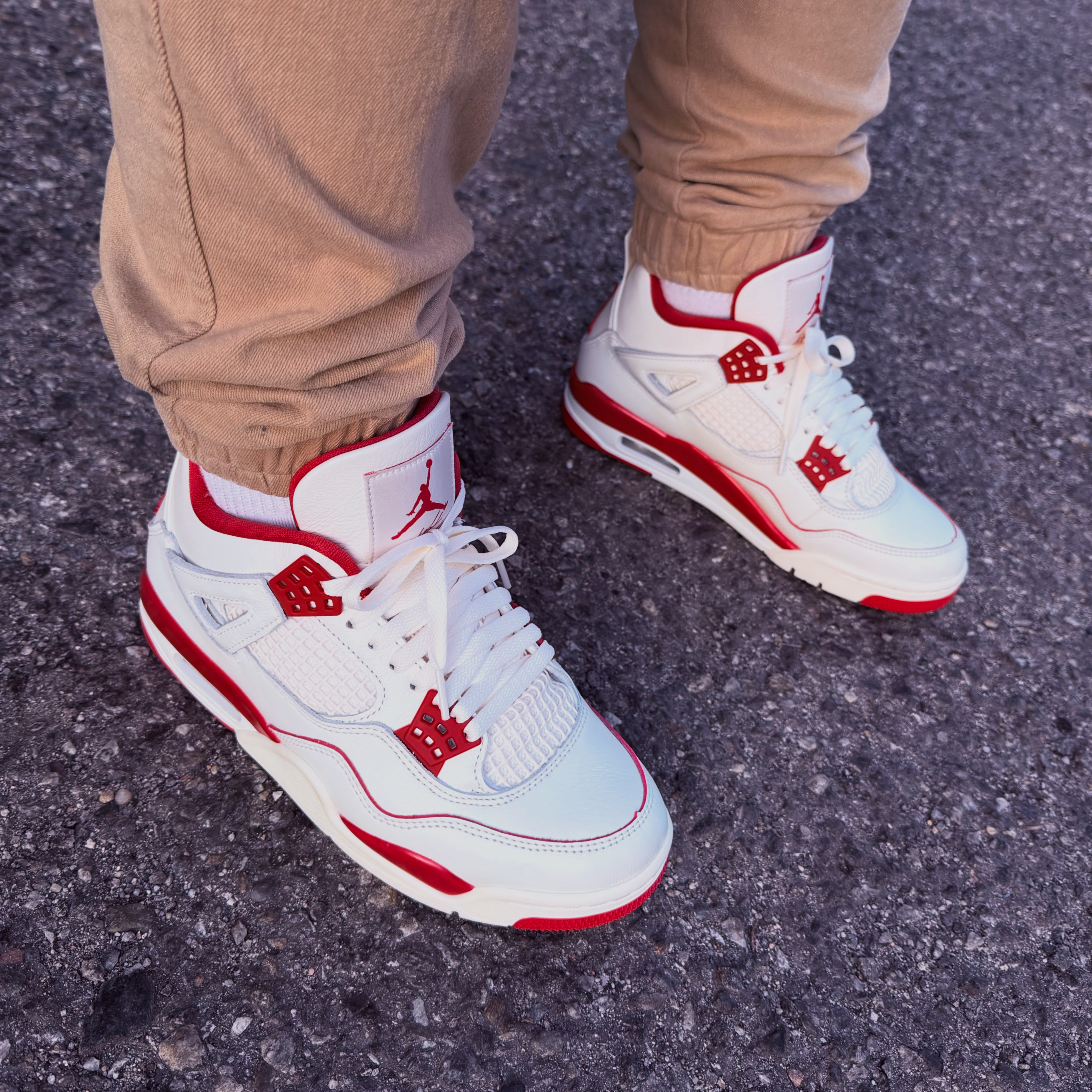 (W) Jordan 4 Retro Valentine's Day Pale Ivory Sierra Red 착용 스타일
