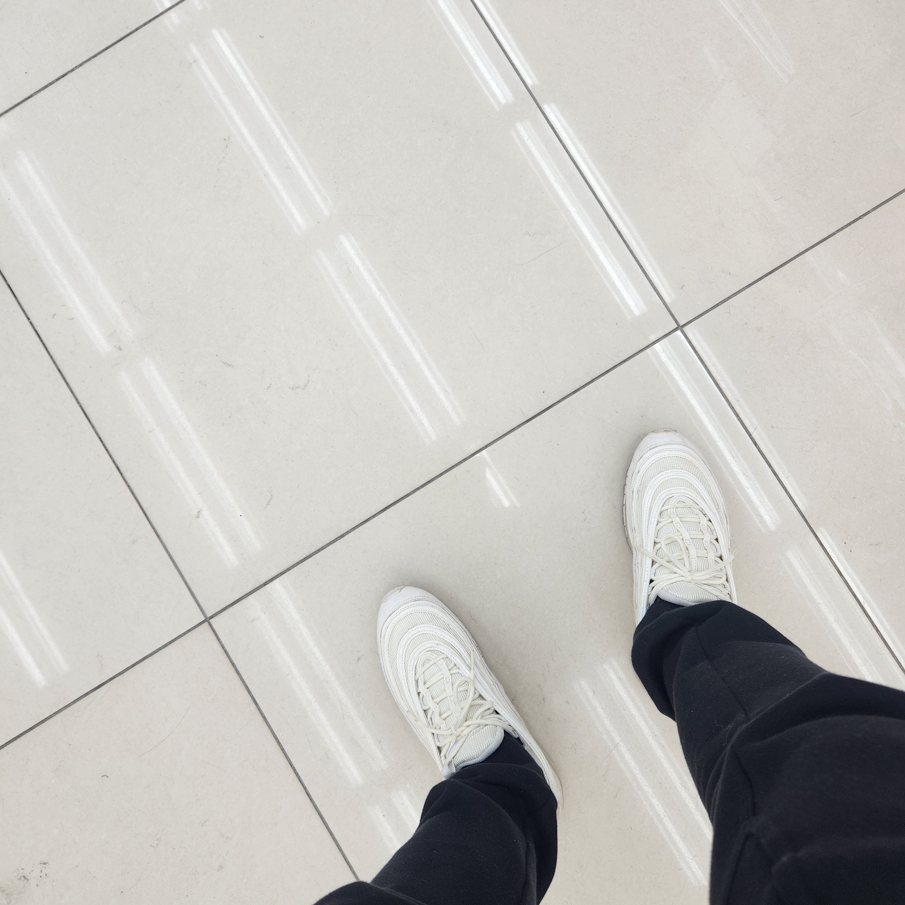 Nike Air Max 97 Triple White Wolf Grey 착용 스타일