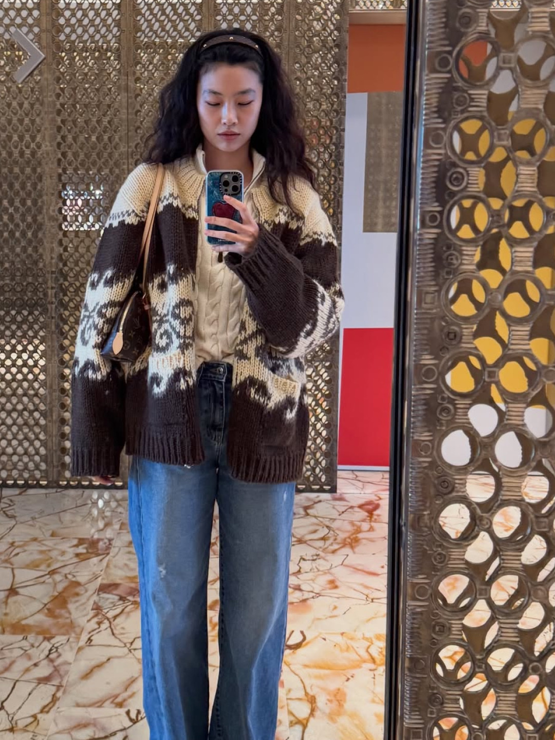 Louis Vuitton Squire East West Monogram Coated Canvas 착용 스타일 - 3