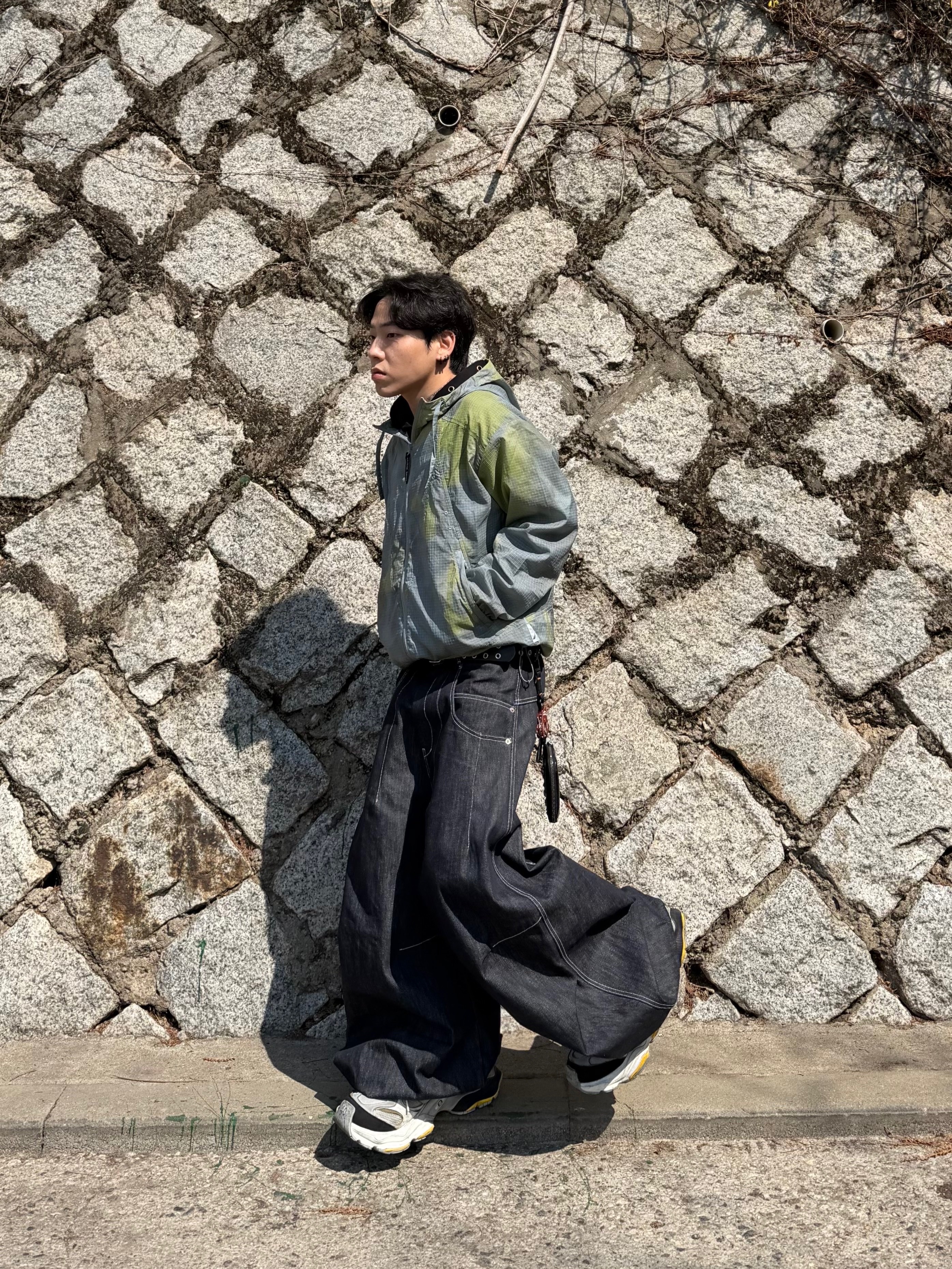 Balenciaga Cargo Sneakers Grey White Blue 착용 스타일 - 1