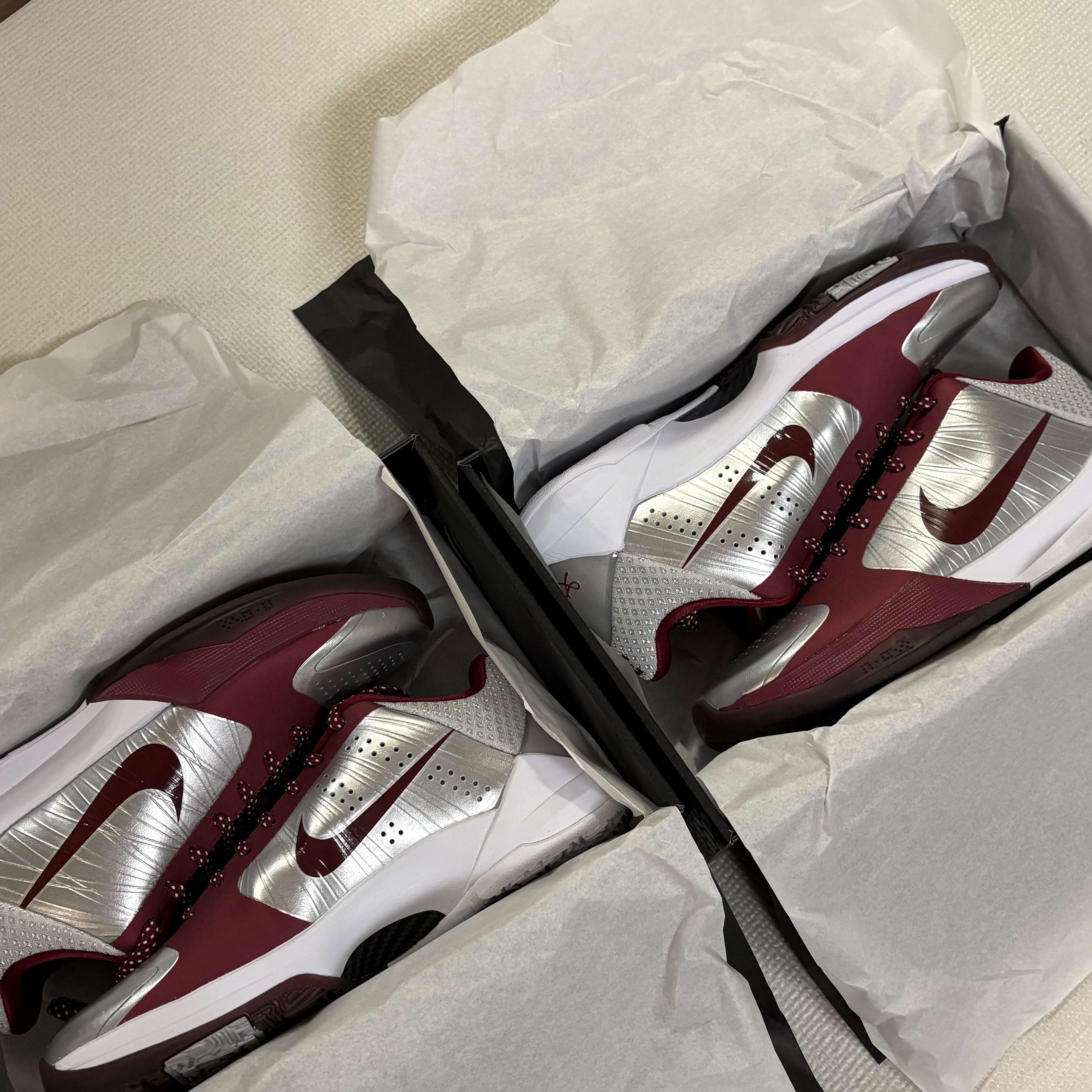 Nike Kobe 5 Protro Lower Merion Aces Away Metallic Silver Team Red 착용 스타일 - 1