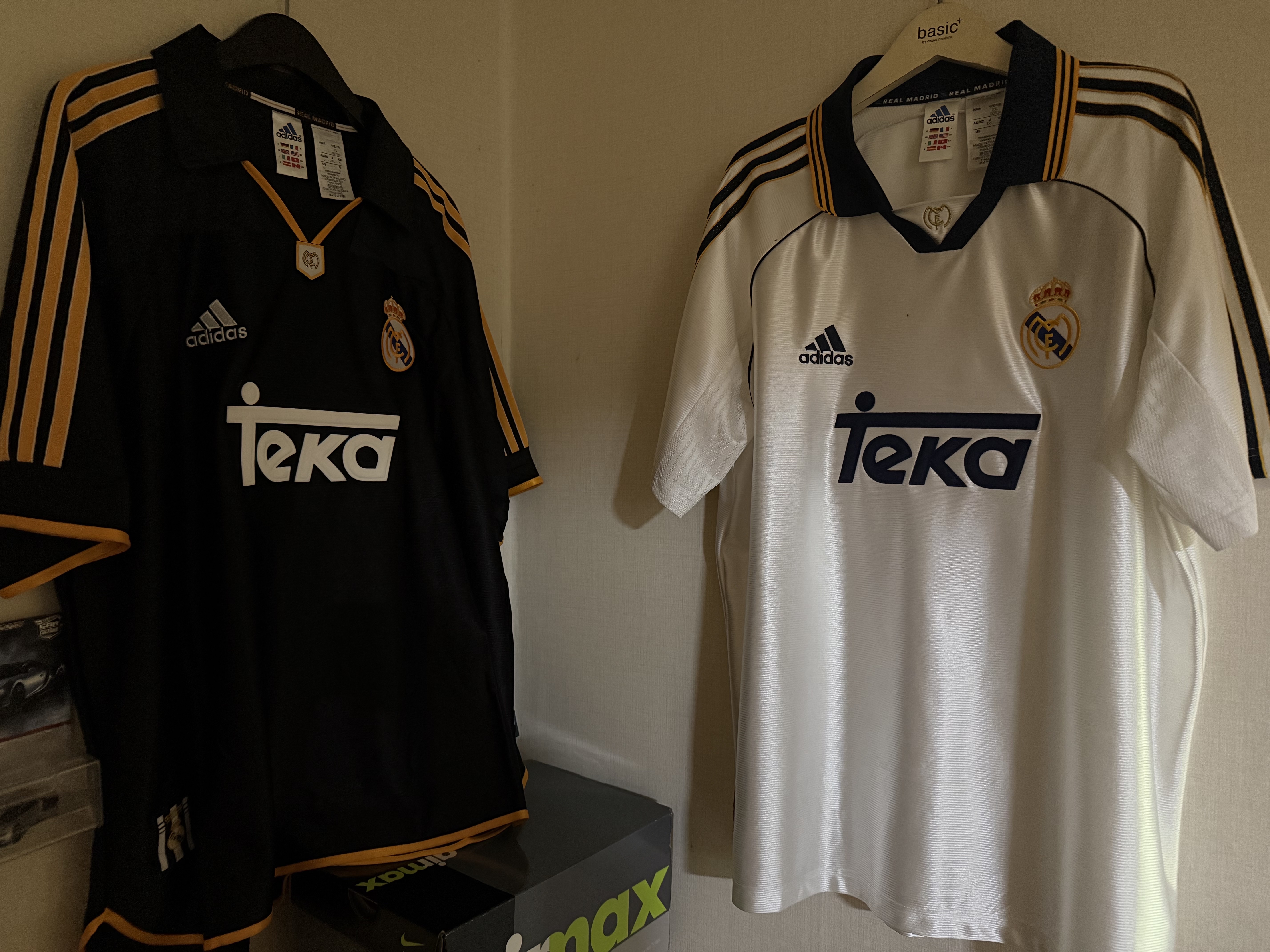 Adidas Real Madrid 99/00 Away Jersey Black - KR Sizing (Non Marking Ver.), Adidas Real Madrid 99/00 Home Jersey White - KR Sizing (Non Marking Ver.) 착용 스타일