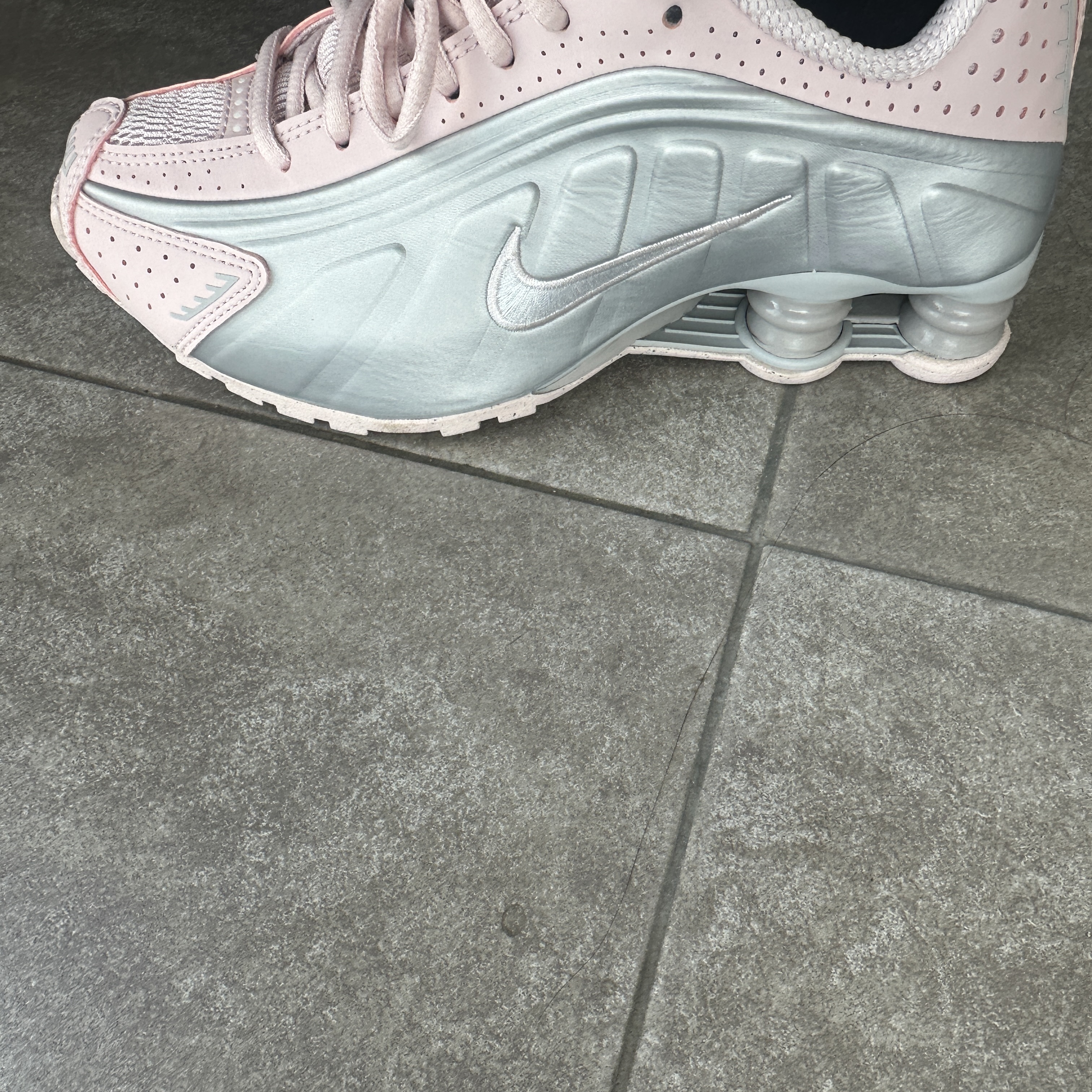 (W) Nike Shox R4 Barely Rose Metallic Platinum 착용 스타일 - 1