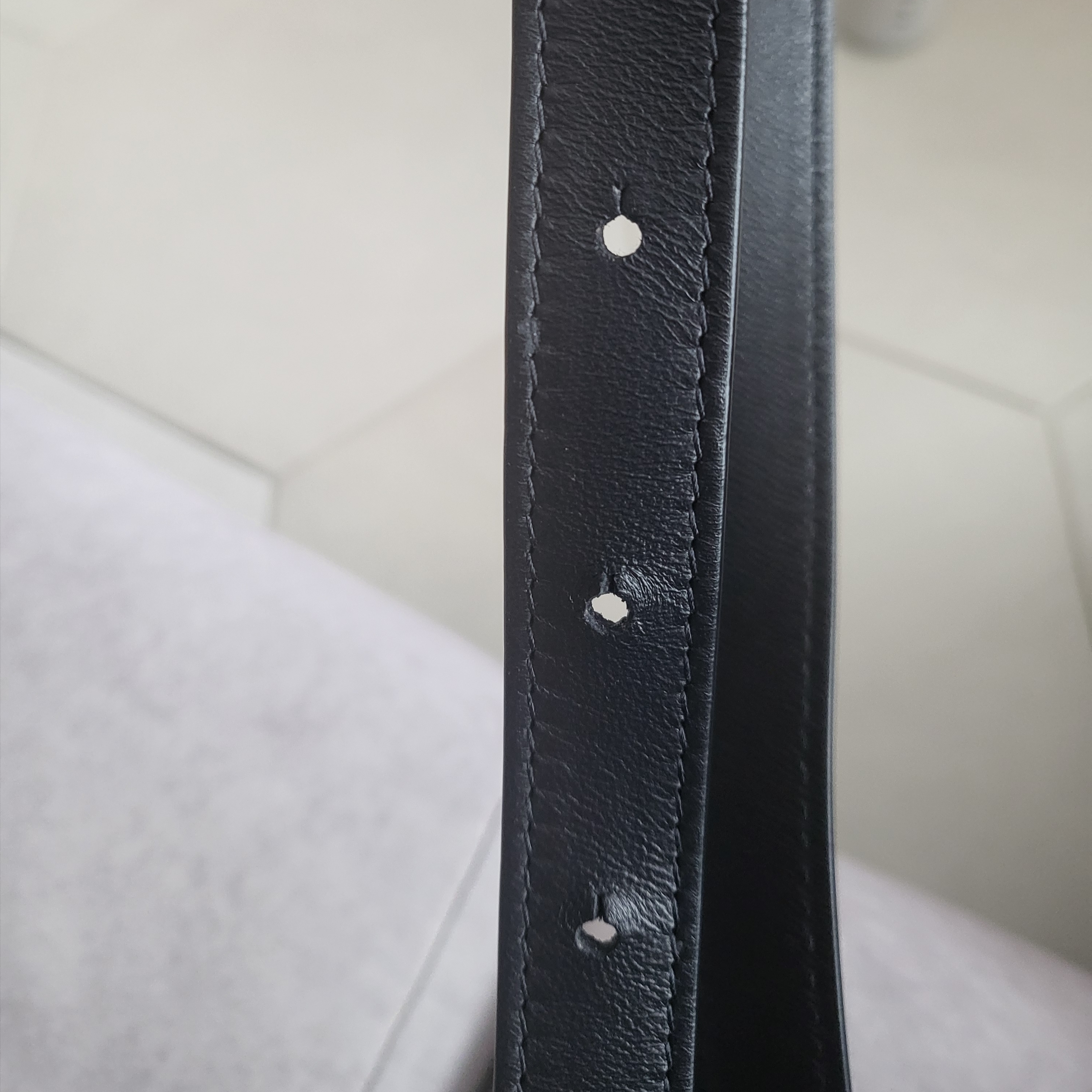Bottega Veneta Mini Leather Cassette Black 착용 스타일 - 4