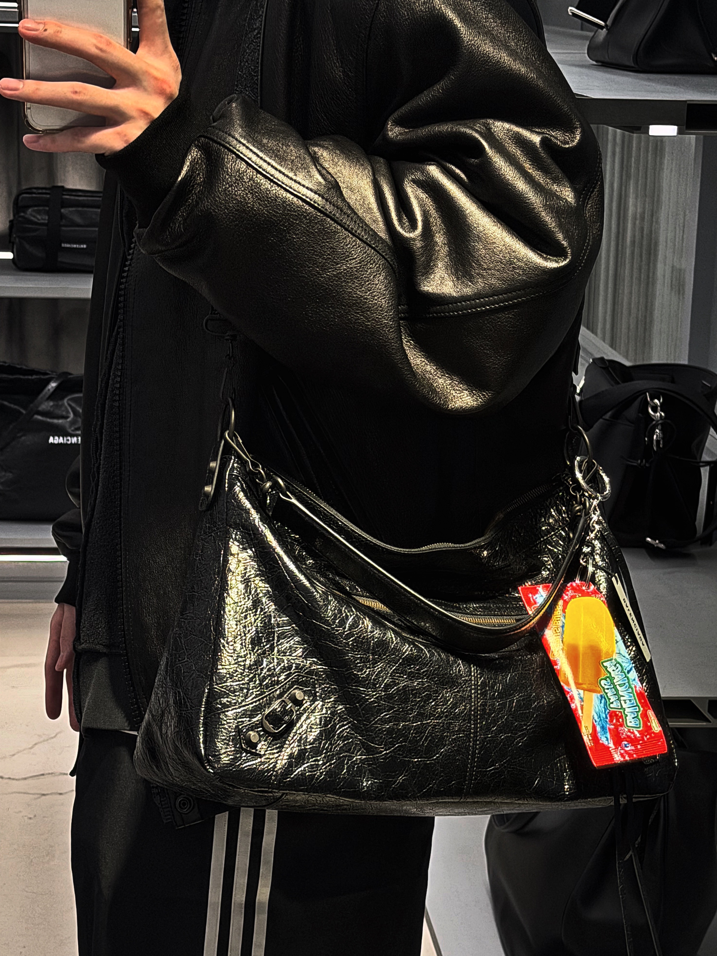 Balenciaga Le City Medium Bag Black Silver, Balenciaga Le City Hobo Bag Medium Black 착용 스타일 - 1