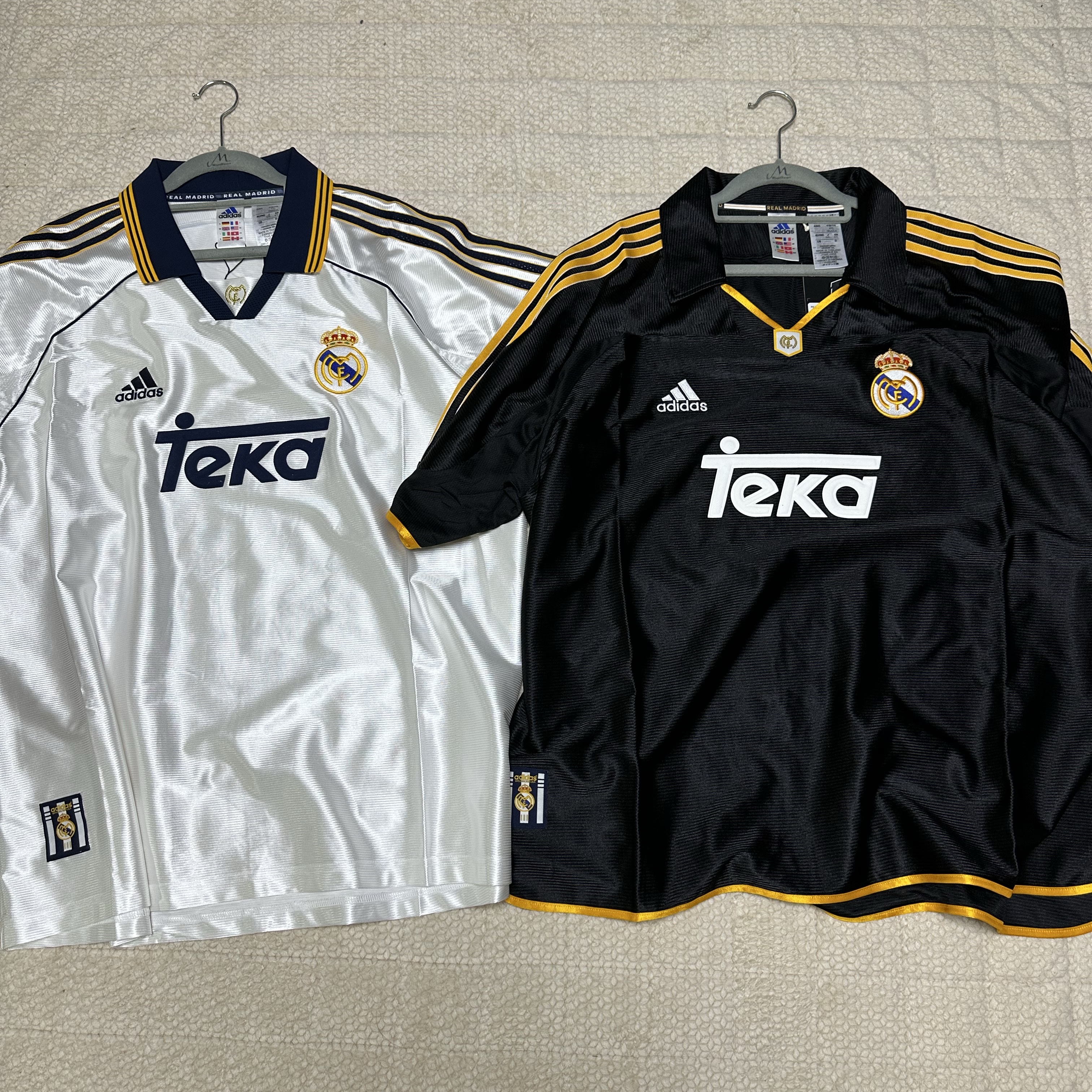 Adidas Real Madrid 99/00 Away Jersey Black - KR Sizing (Non Marking Ver.), Adidas Real Madrid 99/00 Home Jersey White - KR Sizing (Non Marking Ver.) 착용 스타일