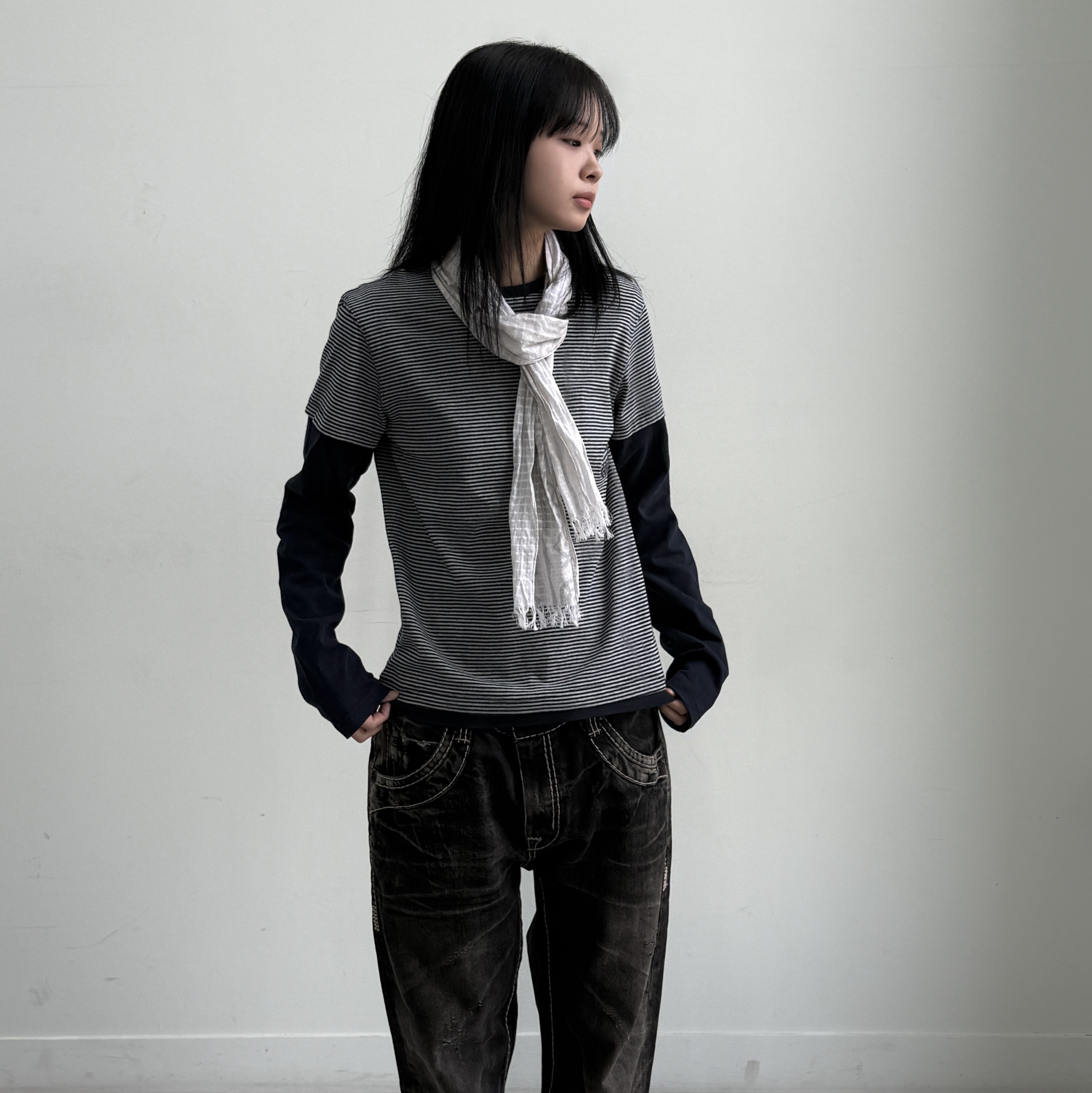 MAINBOOTH Layered Border T-shirt NAVY, MAINBOOTH Offset Pattern Scarf IVORY 착용 스타일 - 2
