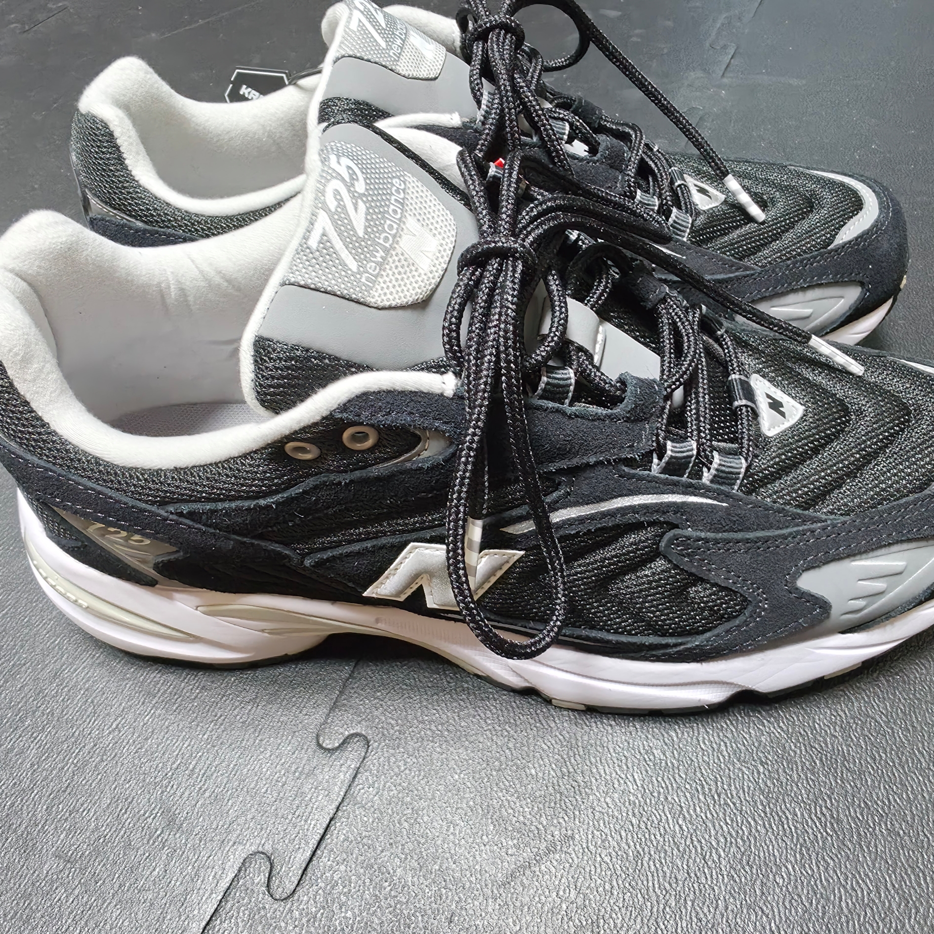 New Balance 725 Black 착용 스타일 - 2