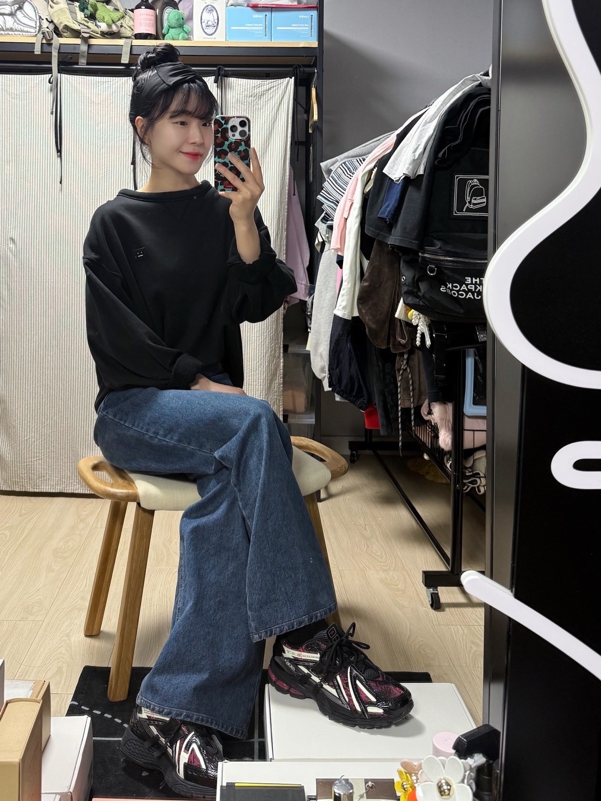 New Balance 1906A Black Dragon Berry 착용 스타일
