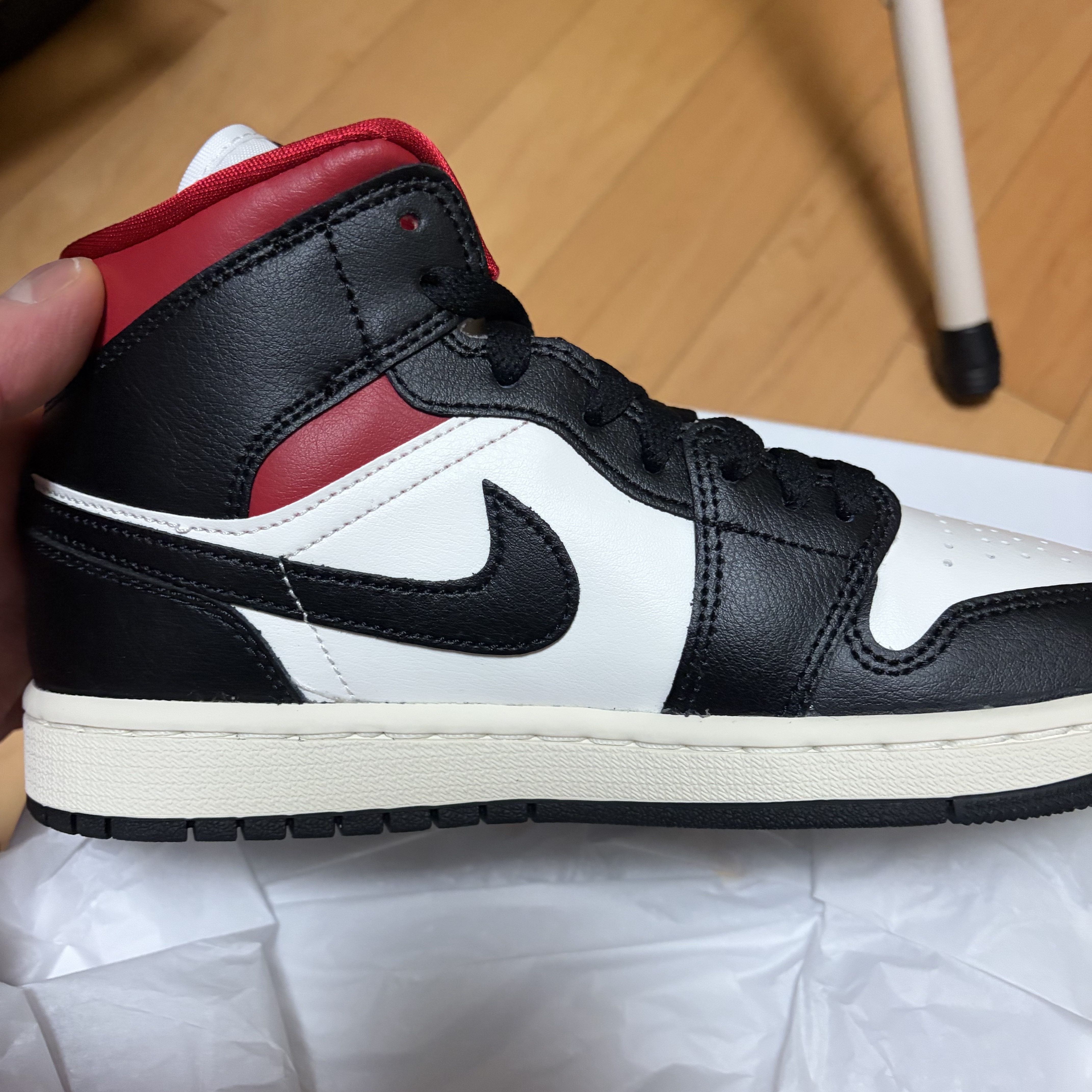 (W) Jordan 1 Mid Black Gym Red 착용 스타일