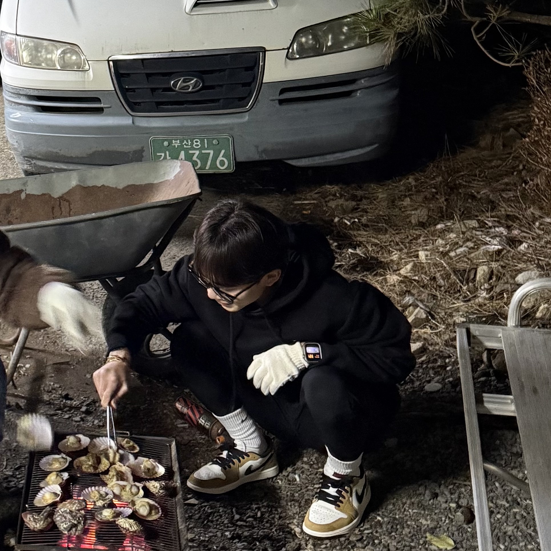 Jordan 1 Low OG Sail and Golden Harvest, Stussy Basic Stussy Hoodie Black 착용 스타일