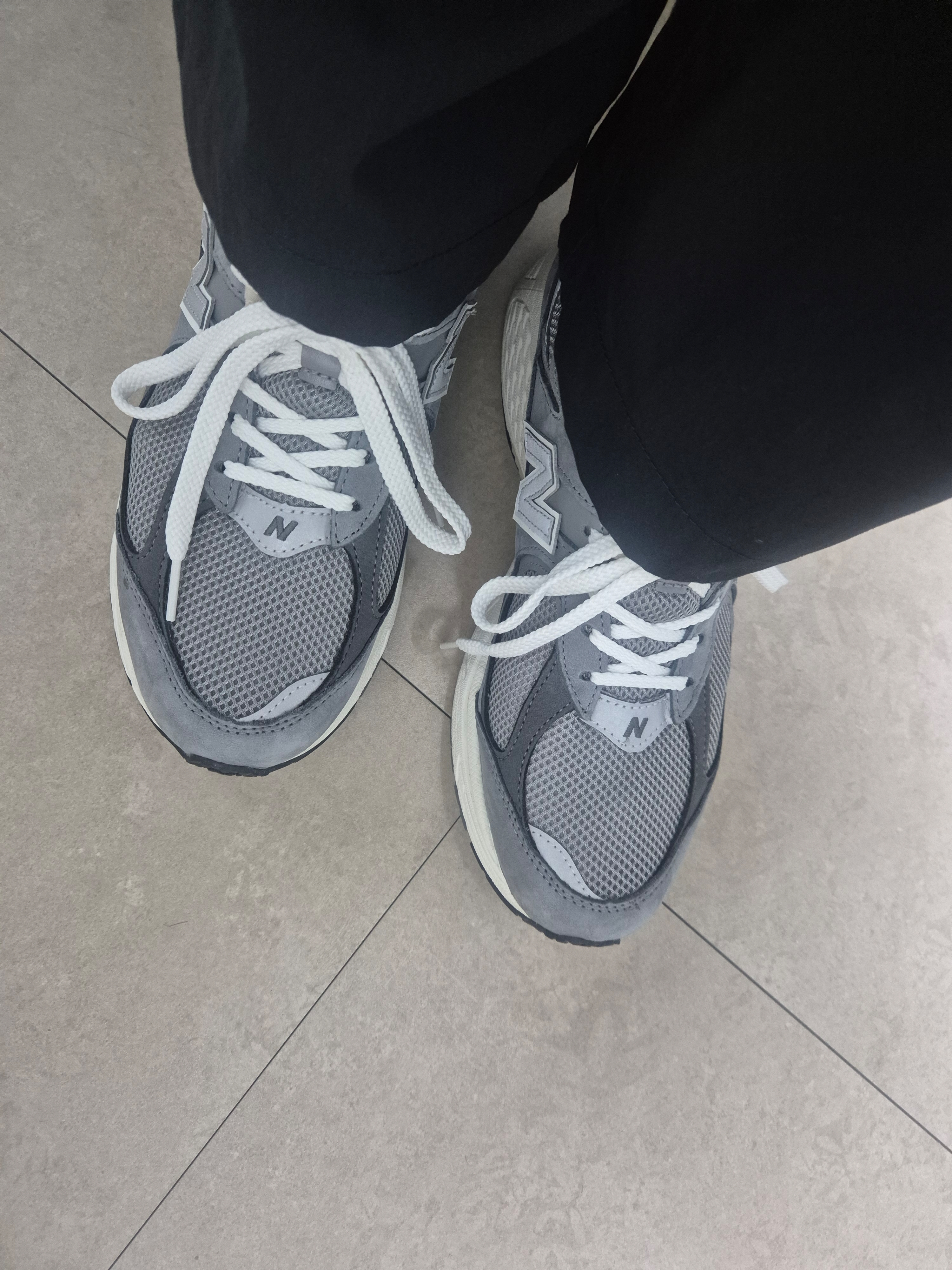 New Balance 2002R Premium Vintage Grey 착용 스타일 - 2