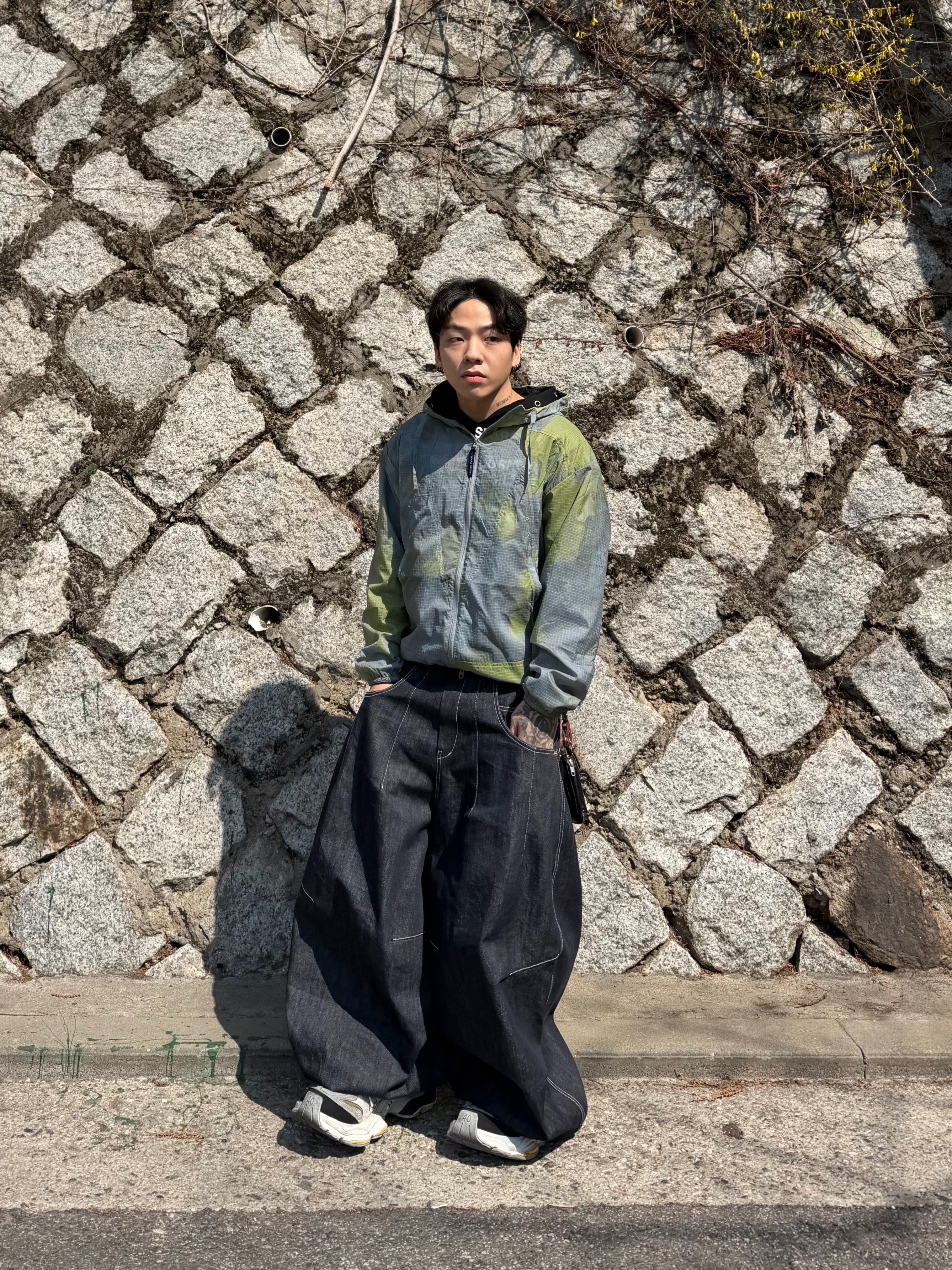 Balenciaga Cargo Sneakers Grey White Blue 착용 스타일 - 3