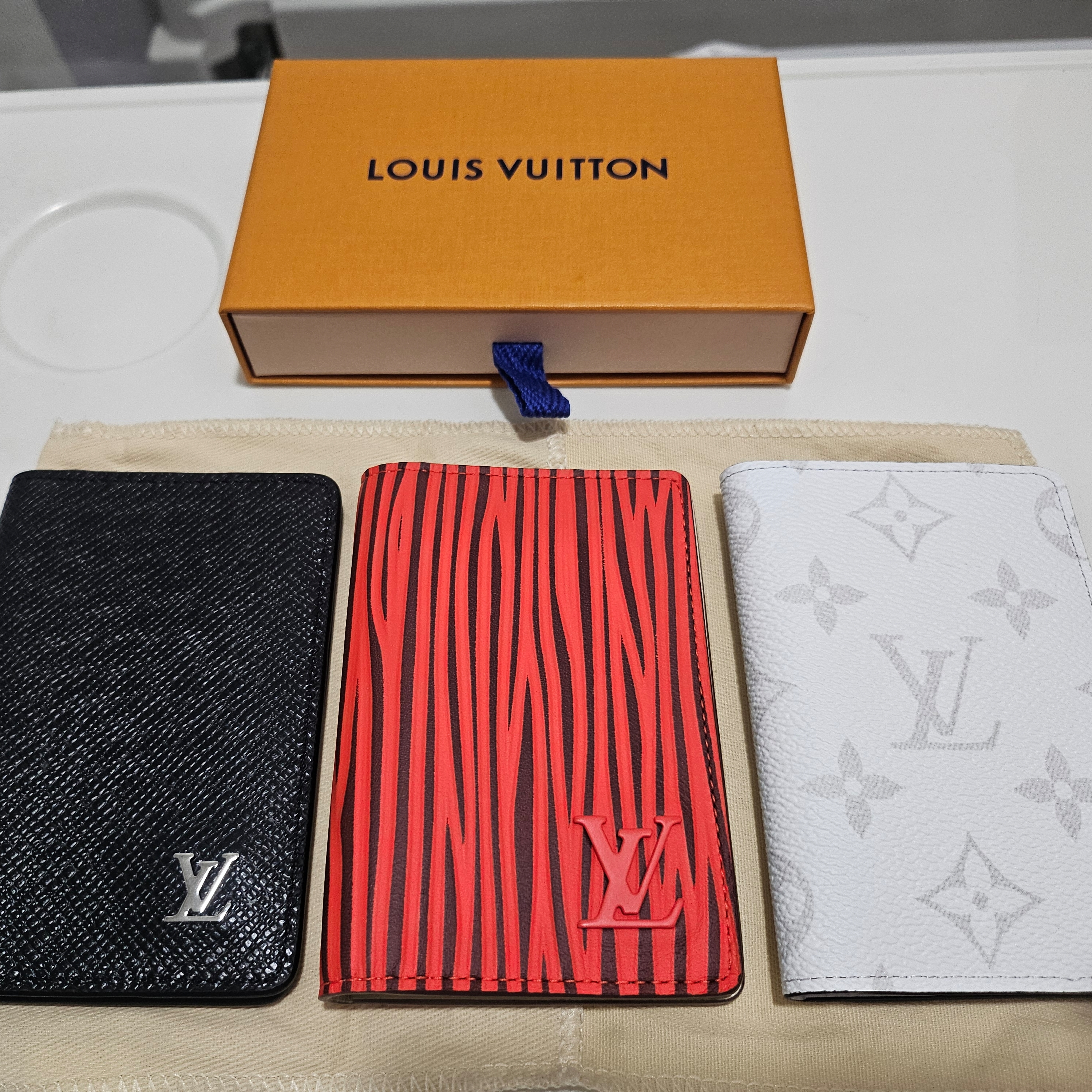 Louis Vuitton Pocket Organizer Taigarama Optic White, Louis Vuitton Pocket Organizer Taiga Black 착용 스타일 - 4