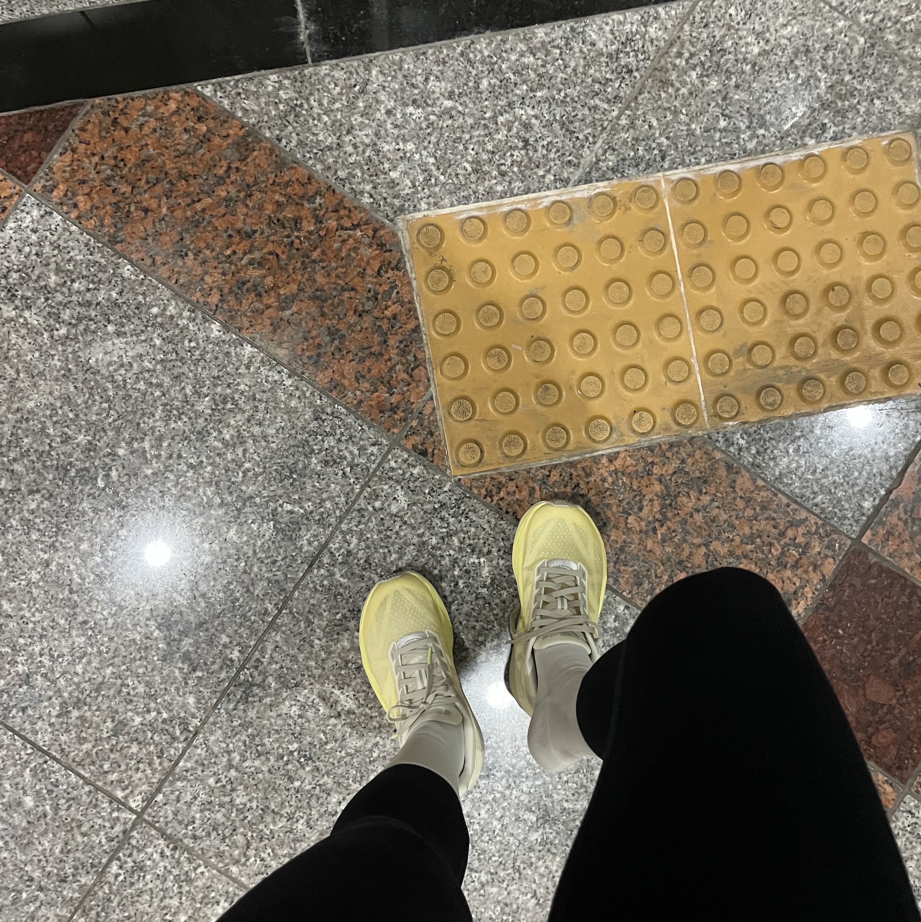 New Balance FuelCell Rebel v5 Parchment Shipyard - D Standard 착용 스타일