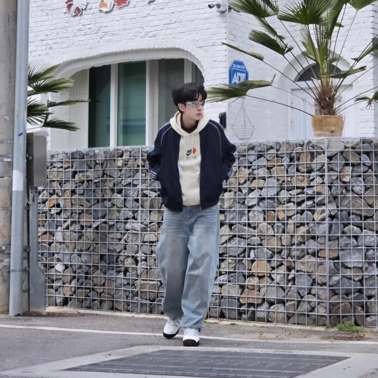 Adidas SST Adicolor Loose SST Denim Stone Jacket Indigo Denim - KR Sizing, Adidas SST Adicolor Loose SST Denim Stone Jacket Indigo Denim - US Sizing 착용 스타일 - 3