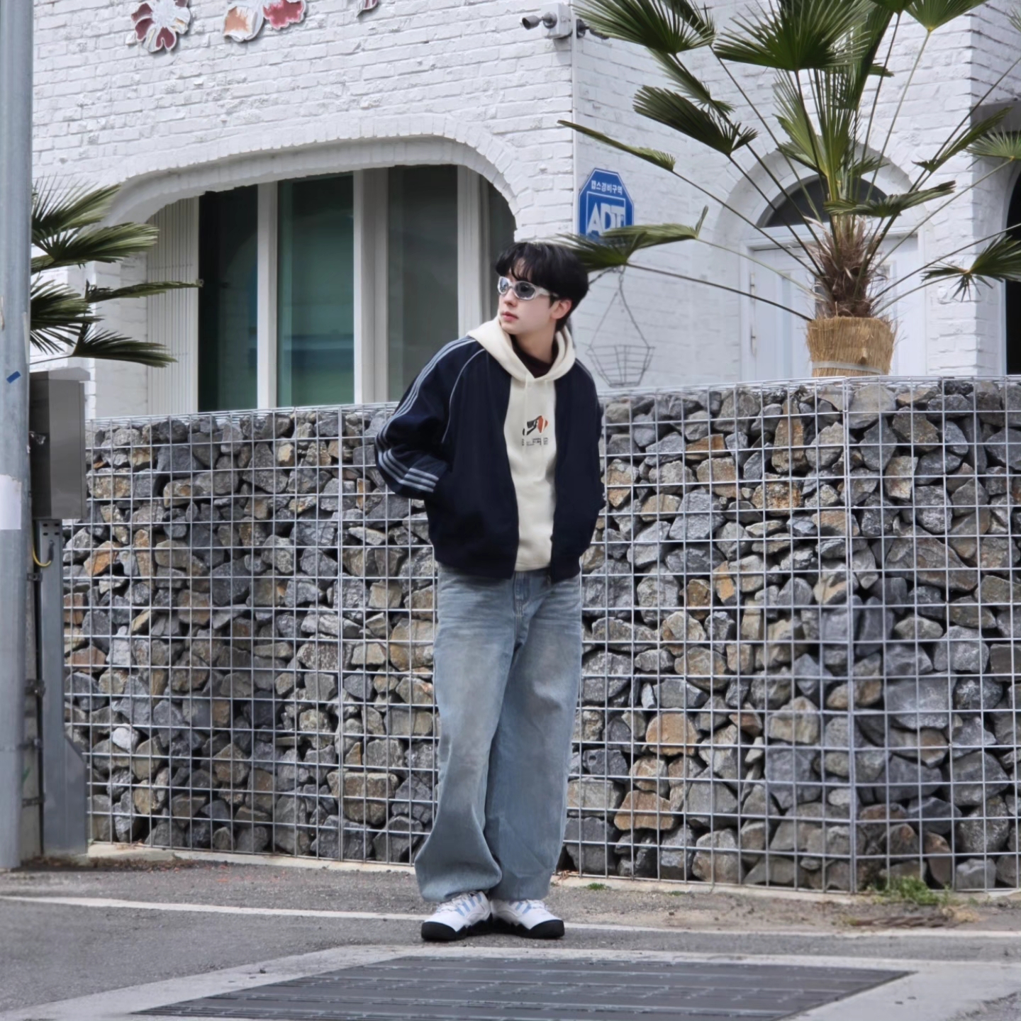 Adidas SST Adicolor Loose SST Denim Stone Jacket Indigo Denim - KR Sizing, Adidas SST Adicolor Loose SST Denim Stone Jacket Indigo Denim - US Sizing 착용 스타일 - 6