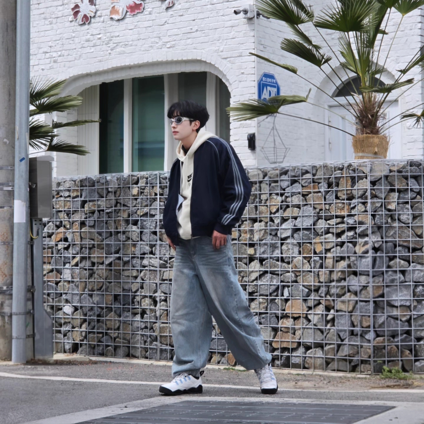 Adidas SST Adicolor Loose SST Denim Stone Jacket Indigo Denim - KR Sizing, Adidas SST Adicolor Loose SST Denim Stone Jacket Indigo Denim - US Sizing 착용 스타일 - 2